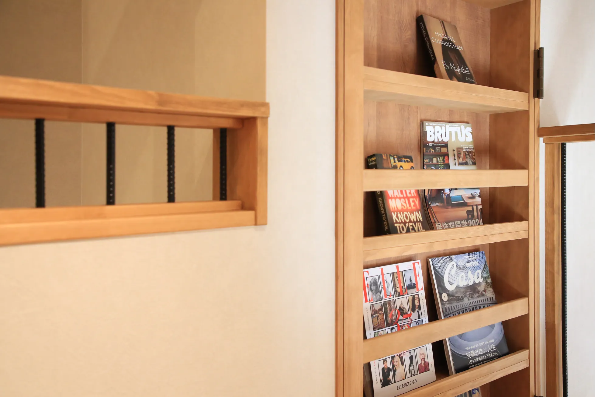 本棚の奥には何がある？確かめてみて