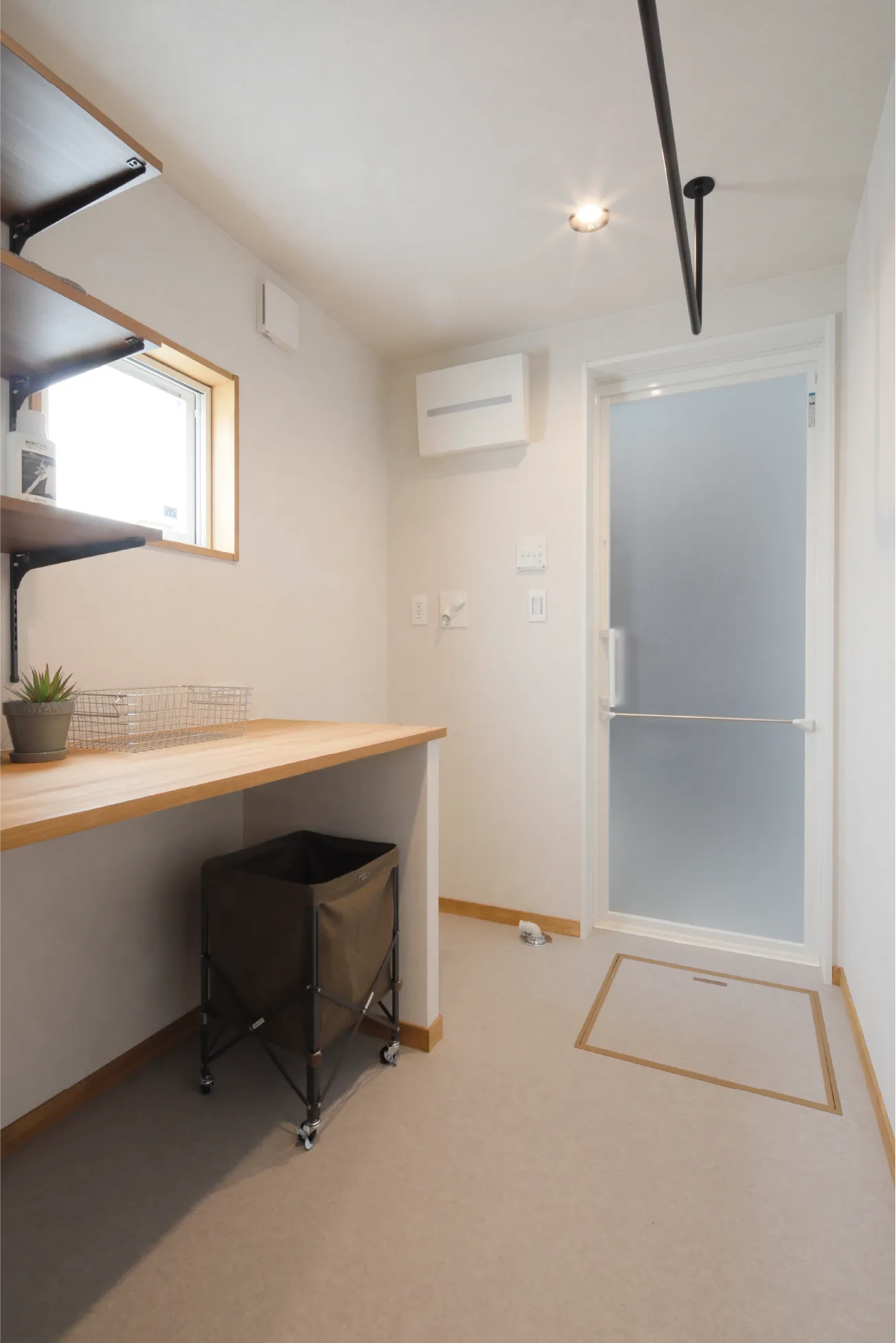 カウンター・可動棚・パイプのある家事楽ランドリー