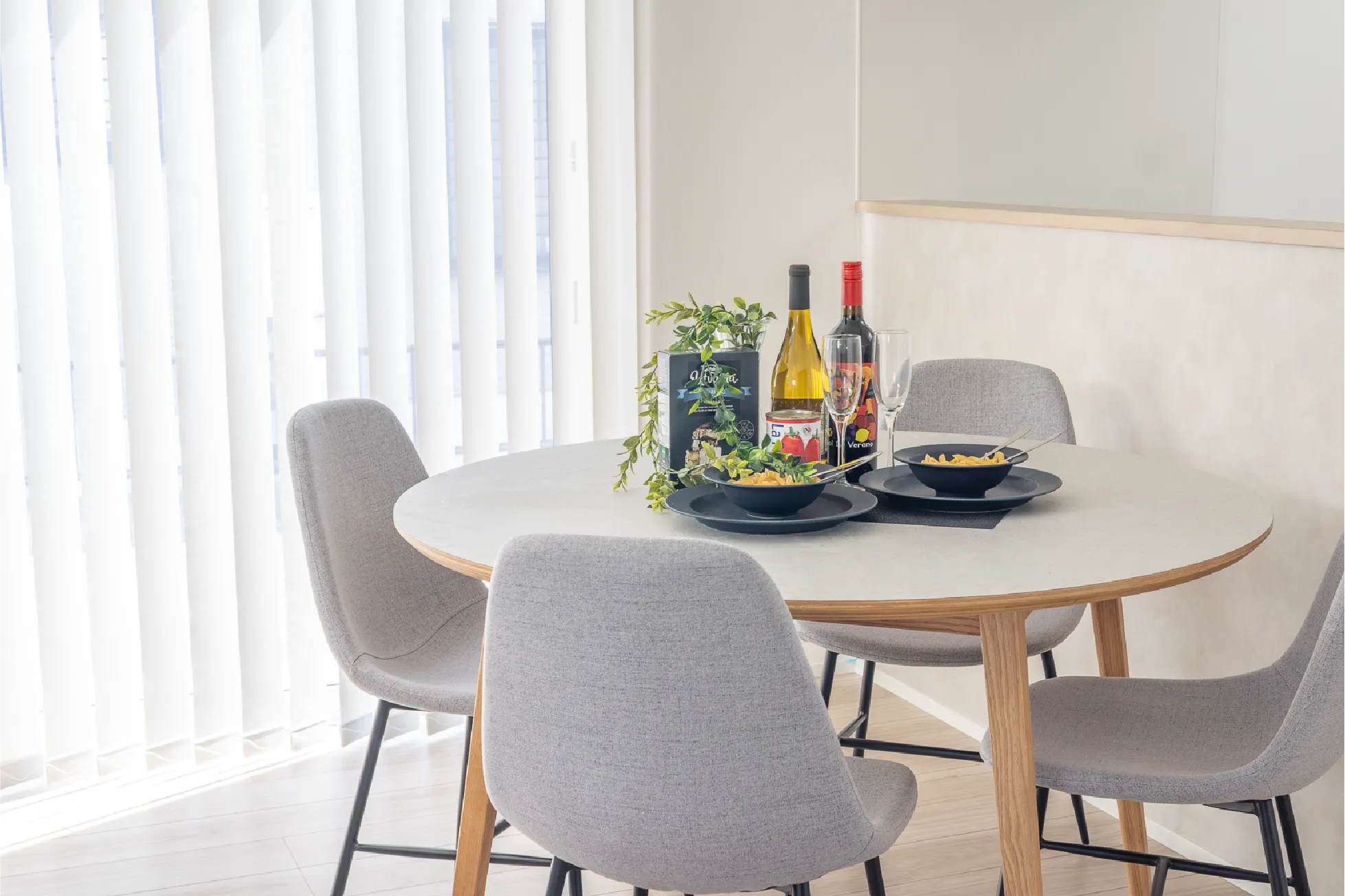 ダイニングテーブルは丸テーブルで食卓を囲める家具になっています。