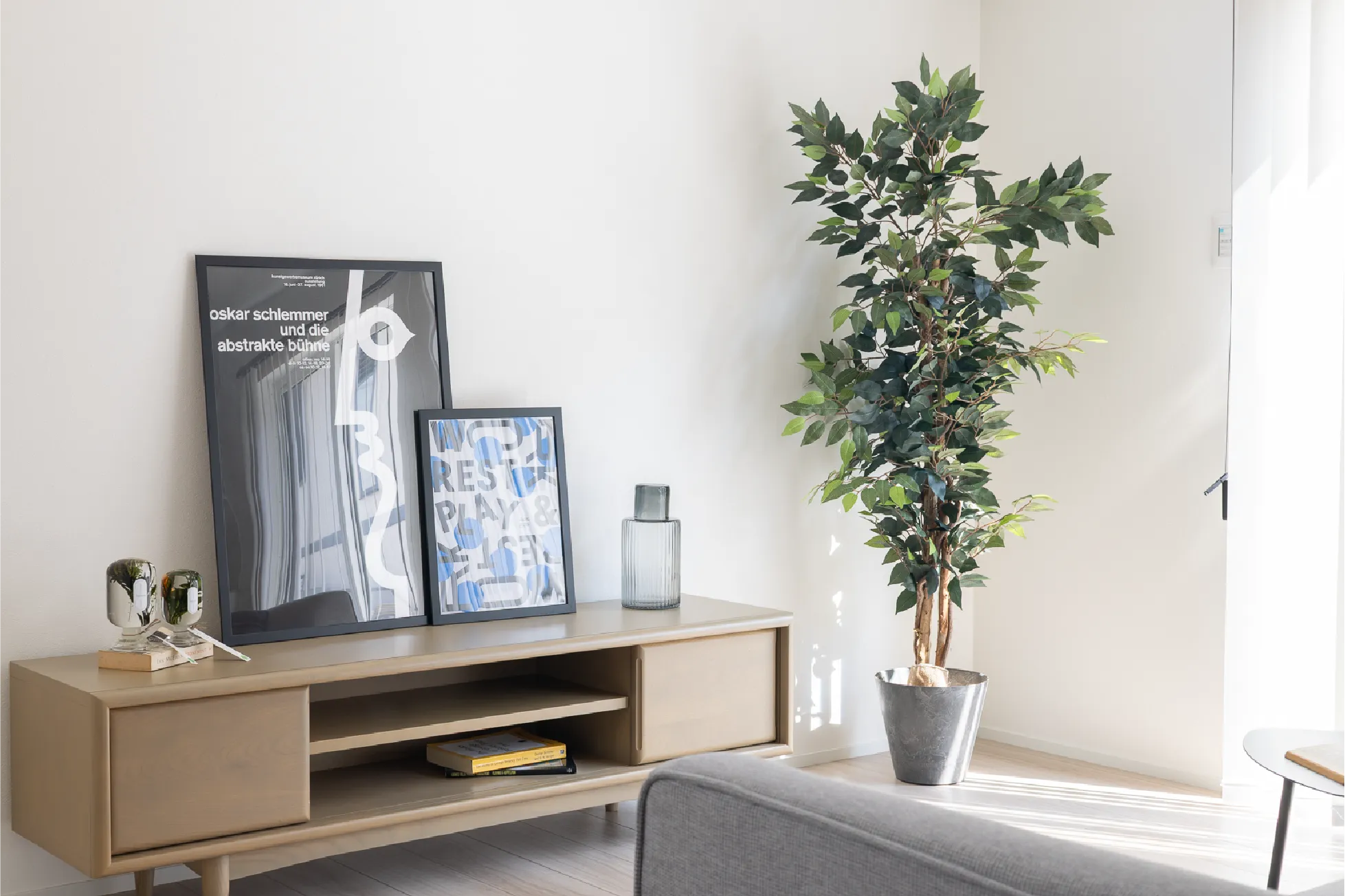 南から明るい陽射しが差し込むリビングルーム。