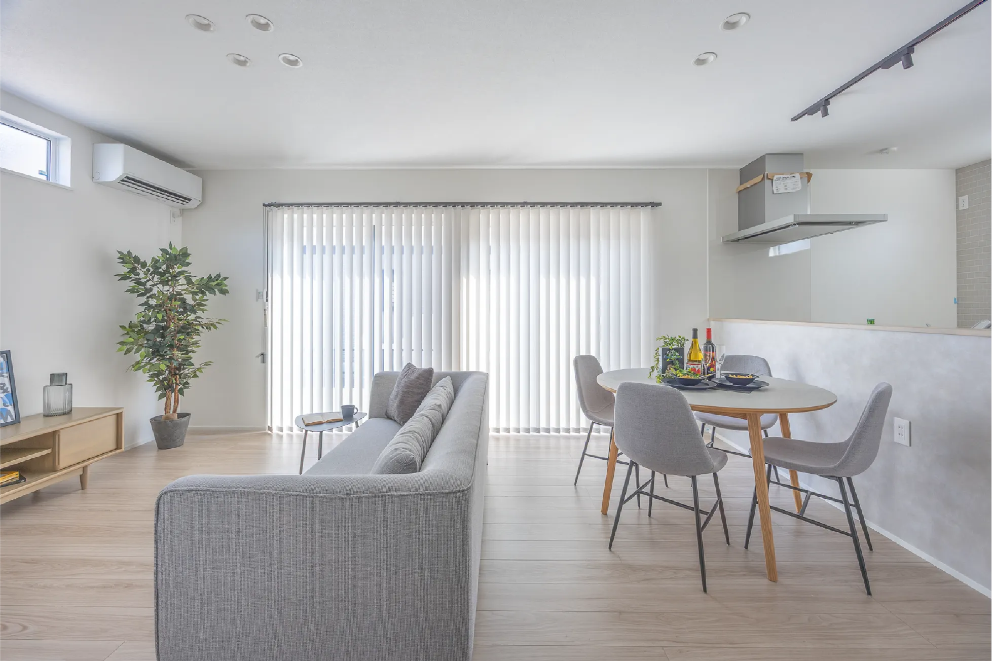 キッチンから一直線に広がるLDK。モノトーン調でありながら木で調和した優しく大人な雰囲気に仕上がっています。