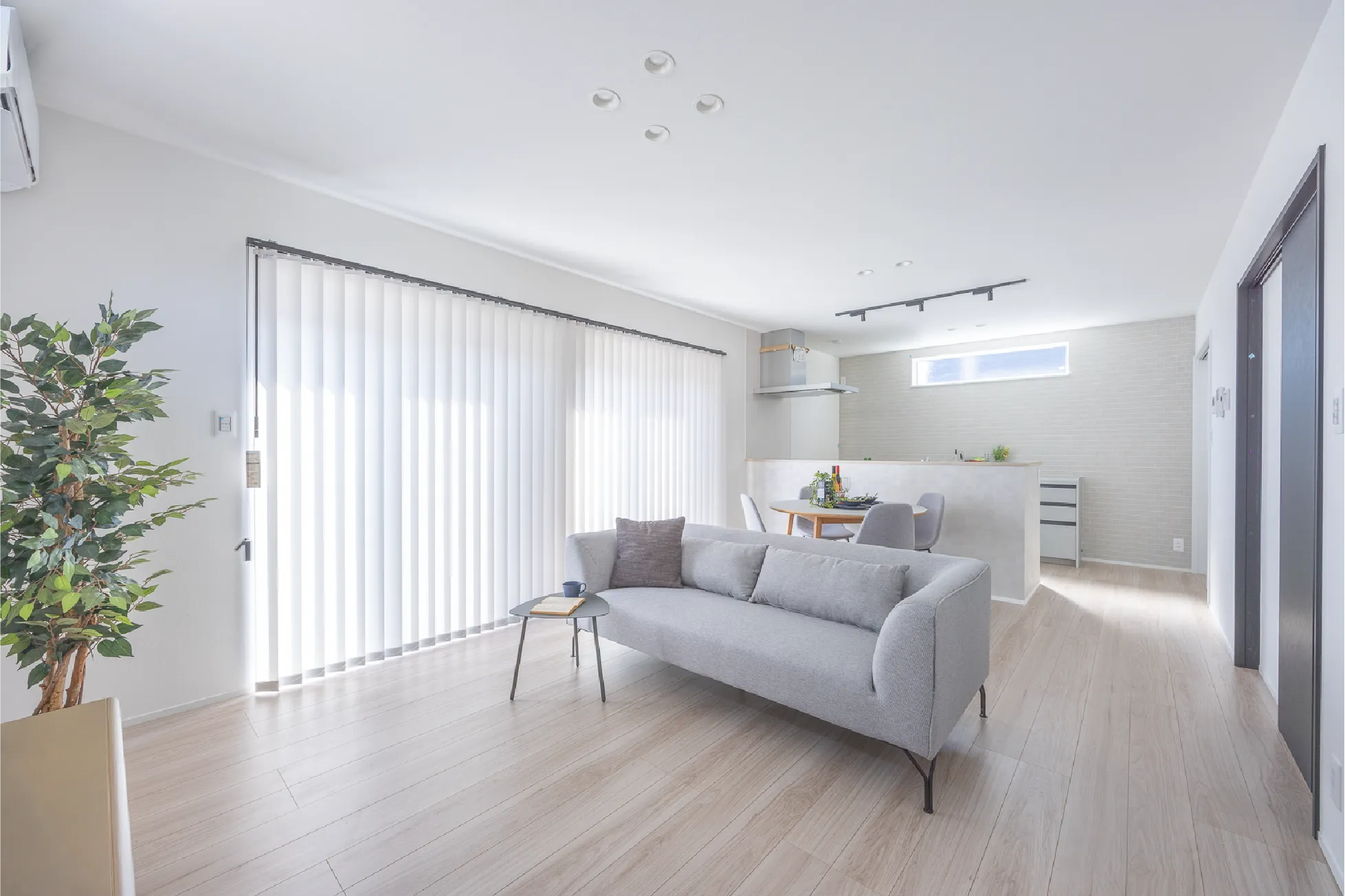 リビングルームは明るい陽射しが入り込みお家全体を明るくしてくれます。