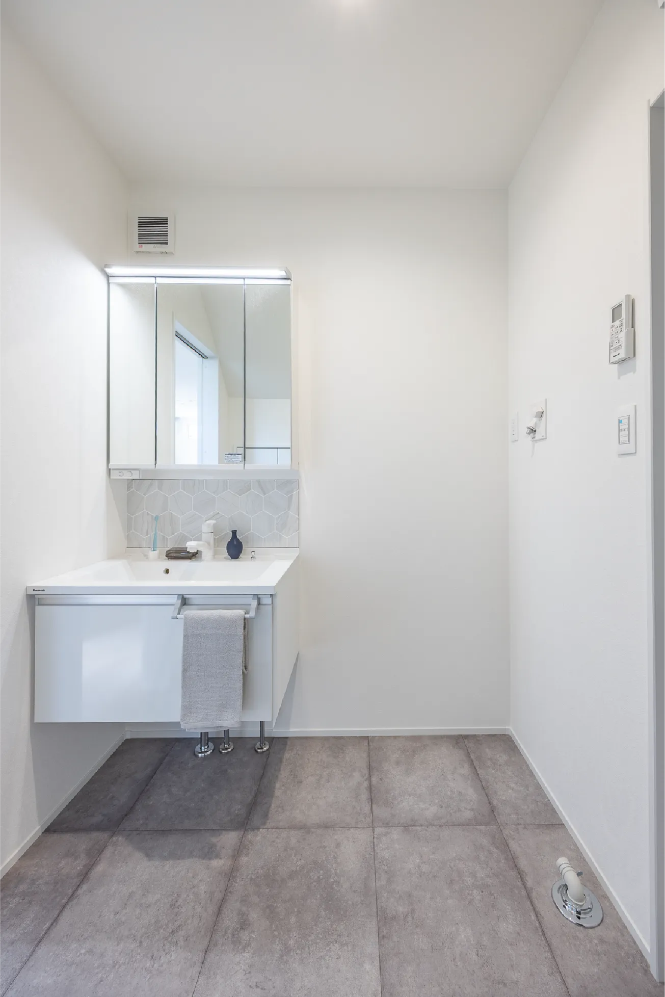 Panasonicのフロートタイプの洗面台。お手入れがしやすく、下部を収納スペースとして利用できます。