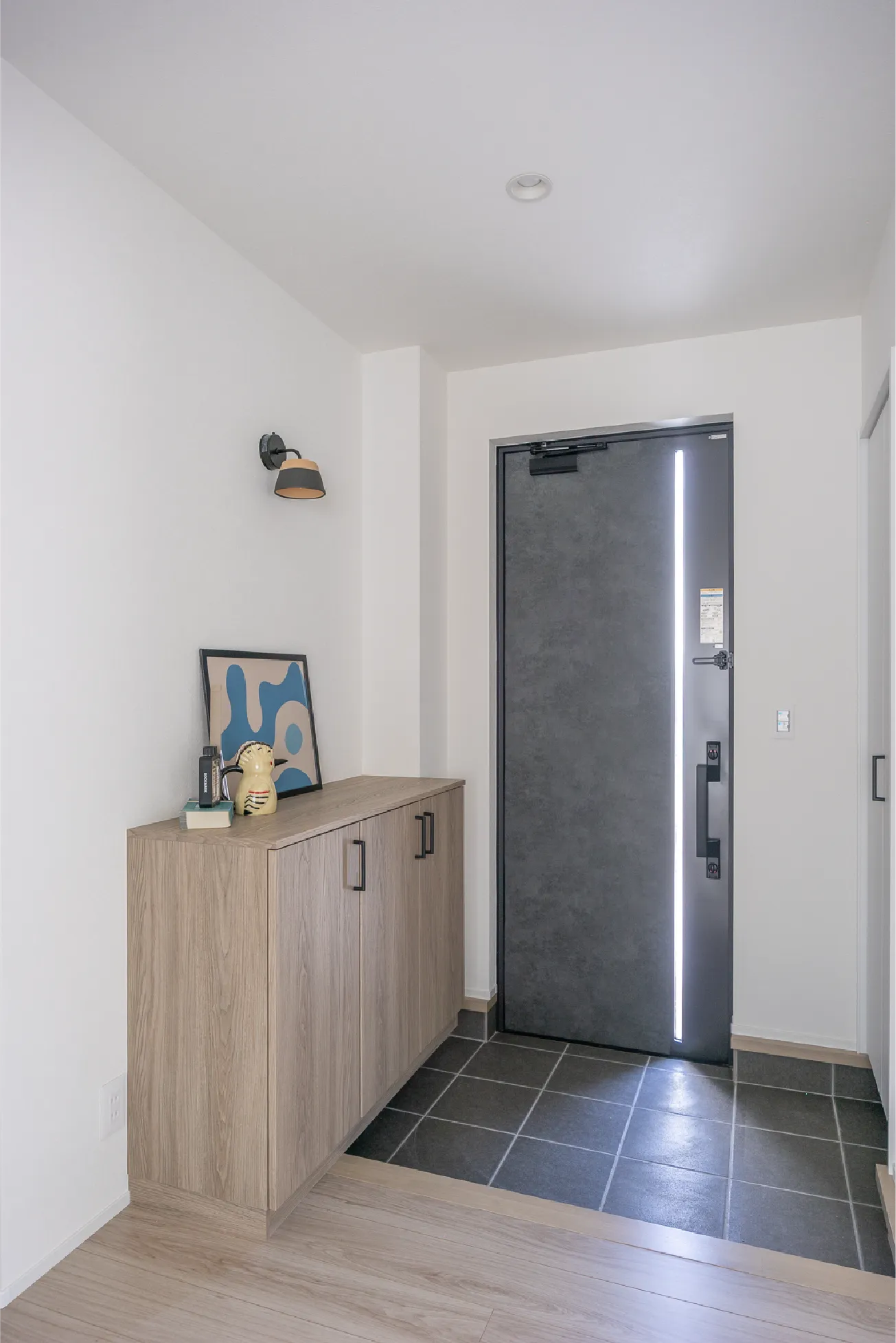 シューズボックスが設置されており、シューズクローゼットも併設されているため収納充実。