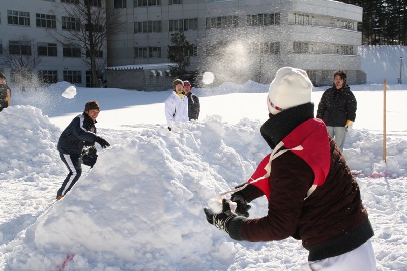 Снежки по взрослому. Снежки. Игра в снежки. Дети играющие в снежки. Игра в снежки на улице.
