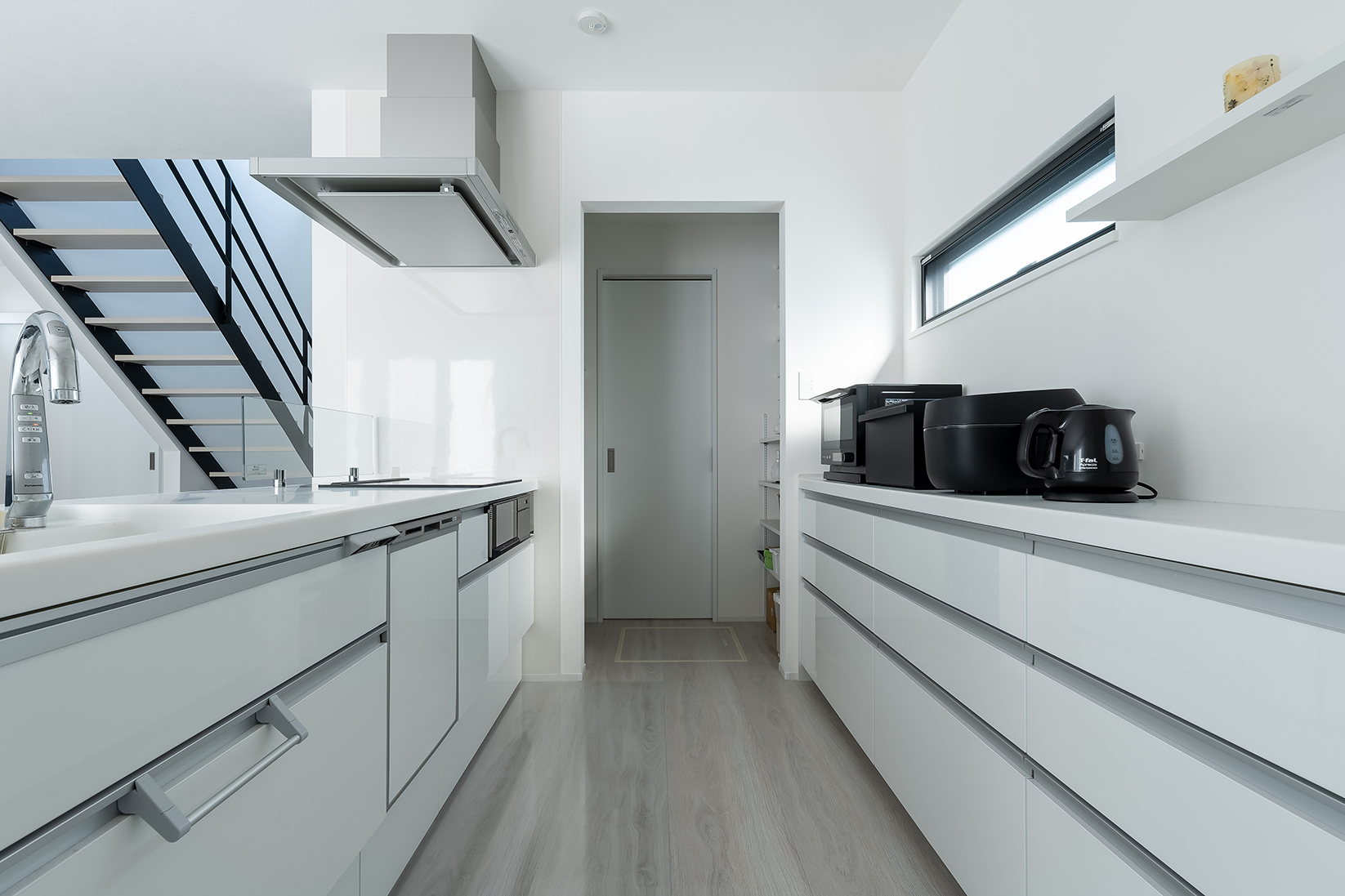 キッチン横にパントリーを配し、さらに洗面脱衣室につながる動線で家事ラクを実現。