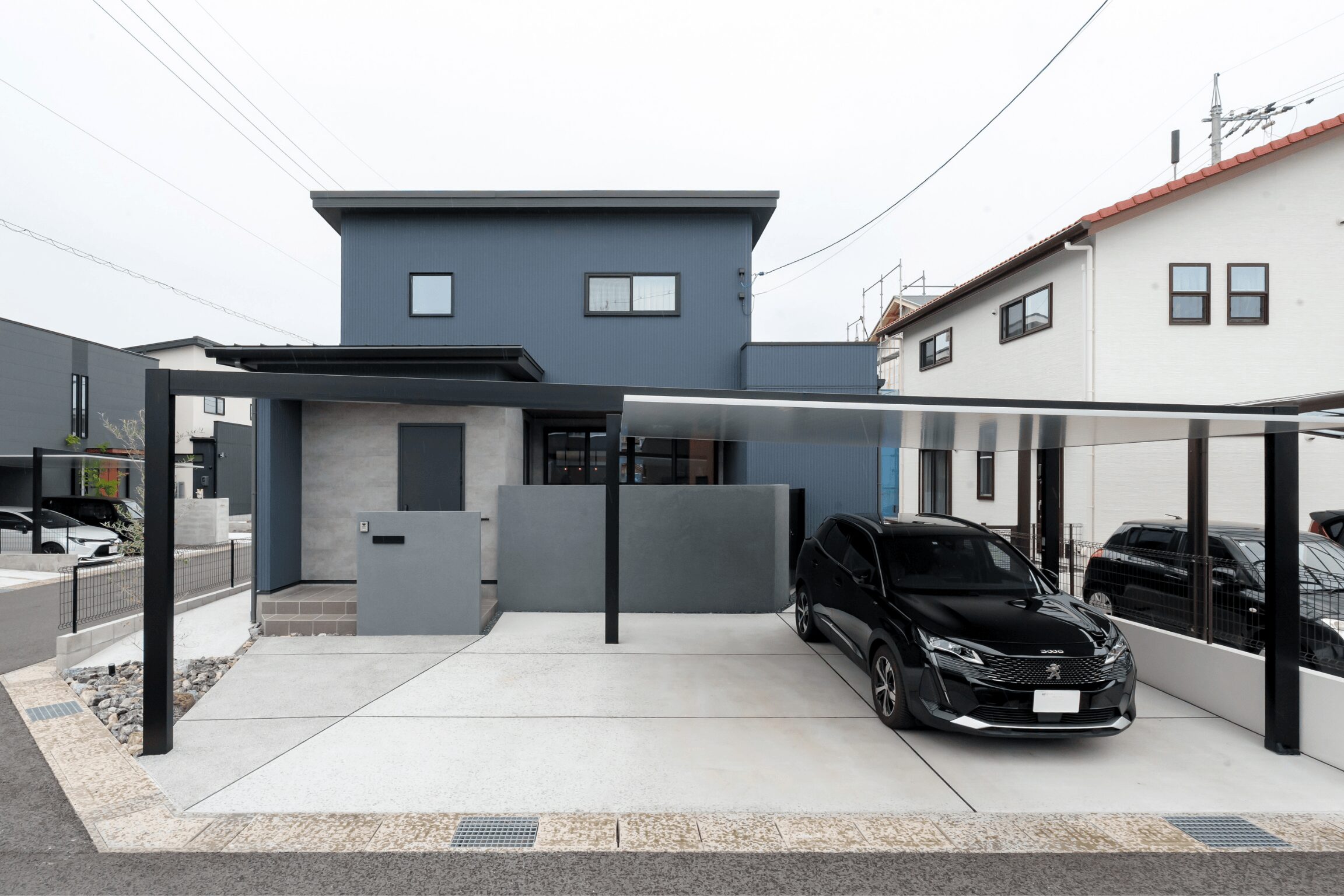 外と屋内の両方から見え方にこだわって選んだカーポートは家の外観になじみ、シンプルでスタイリッシュながデザインが特徴。