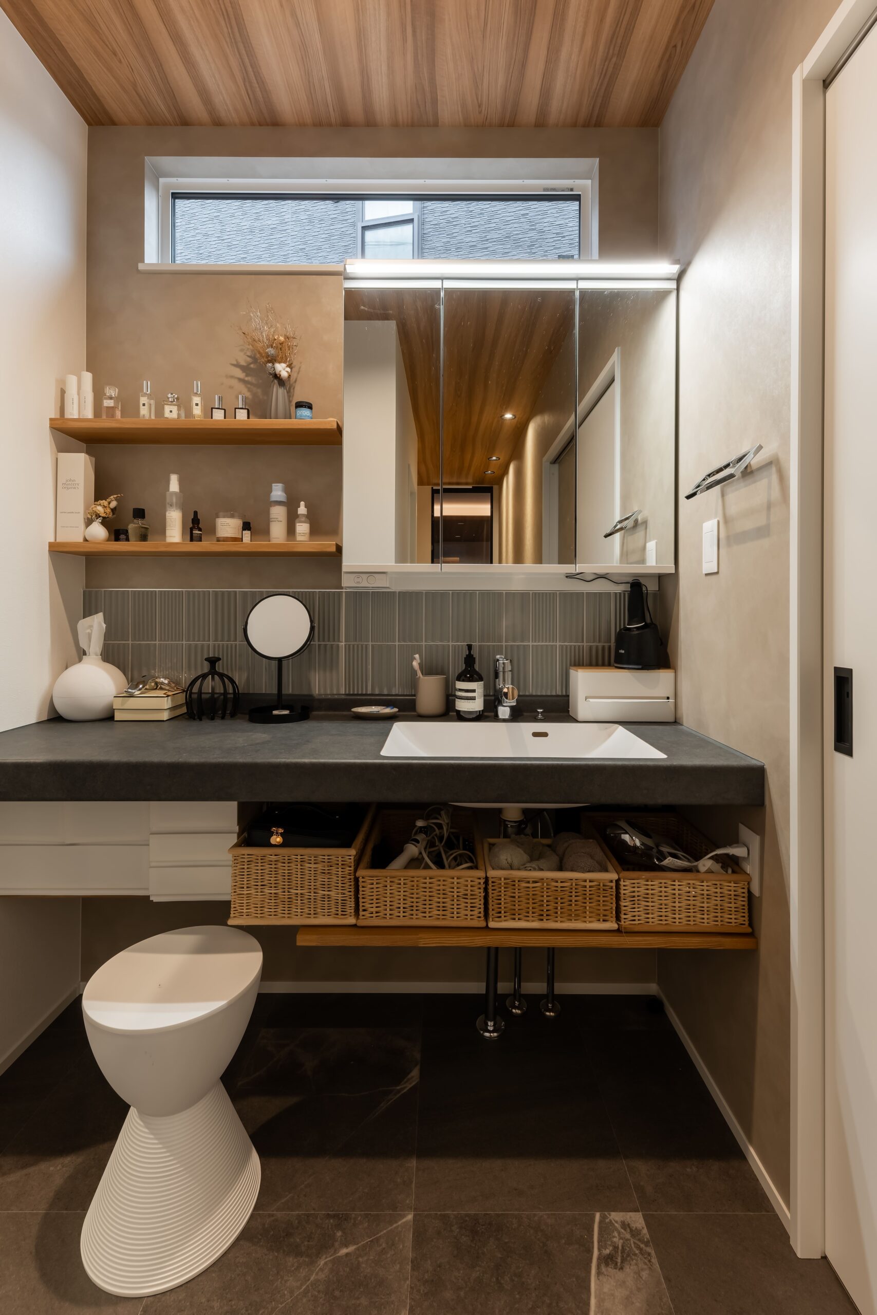 洗面台はアイカ工業のカウンターに収納を造作。パナソニックのミラー収納で収納力をアップ。