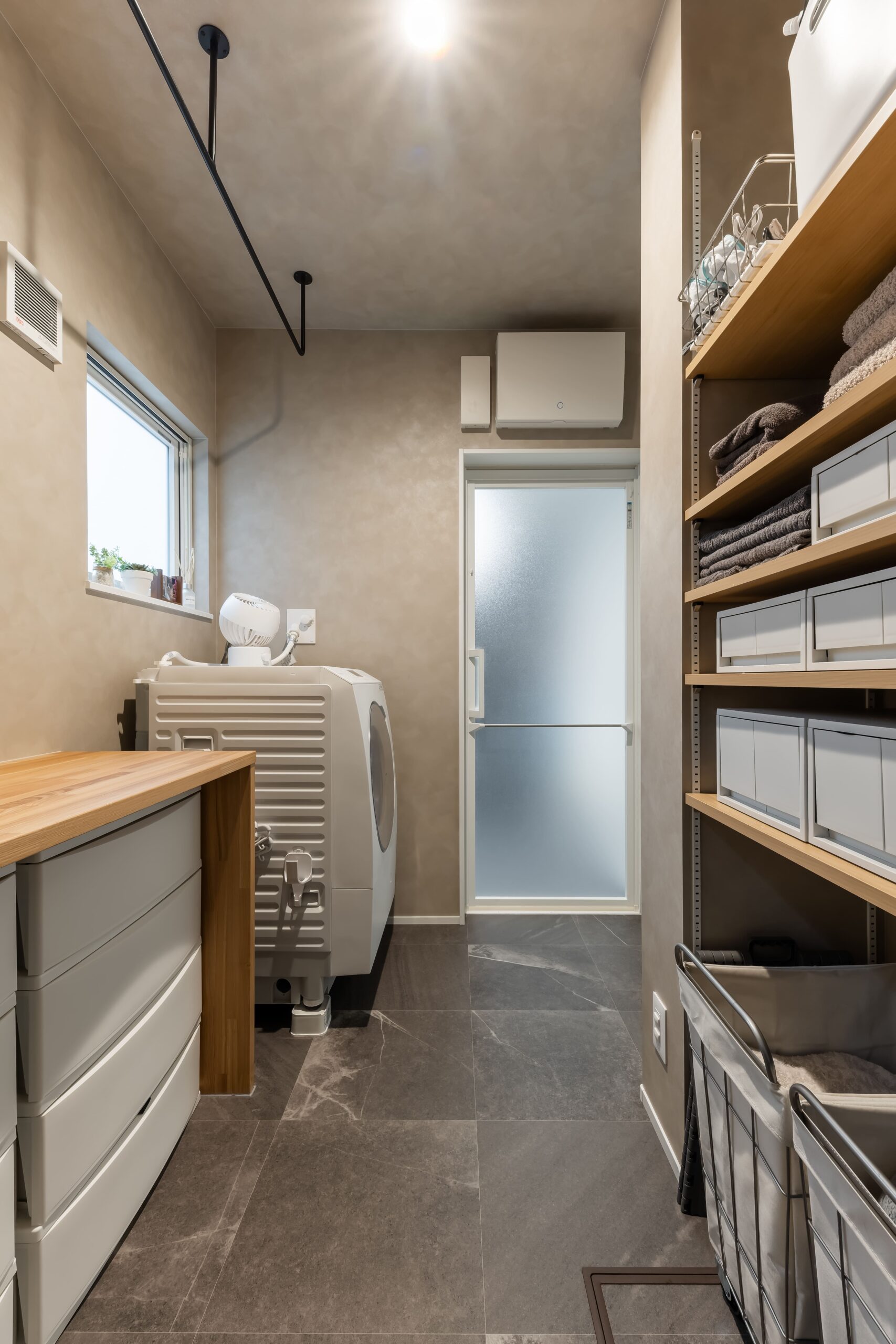 下着類などをたっぷり収納できる、ランドリールームを兼ねた脱衣室