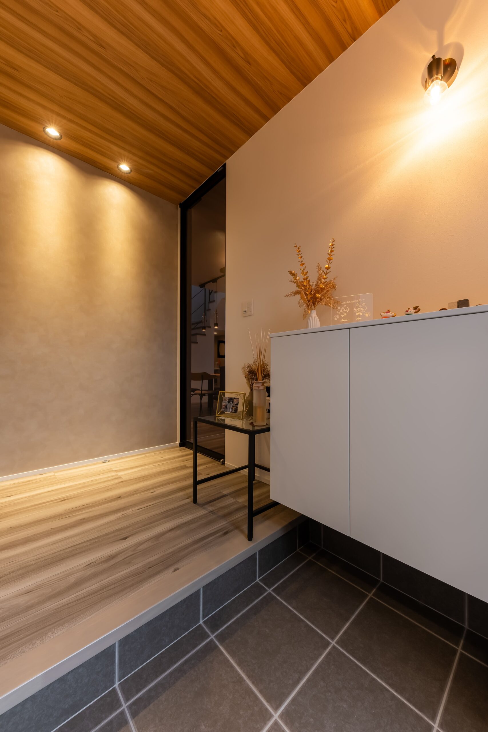 小物のセンスも光る、丁寧に整えられた住まいの「顔」。