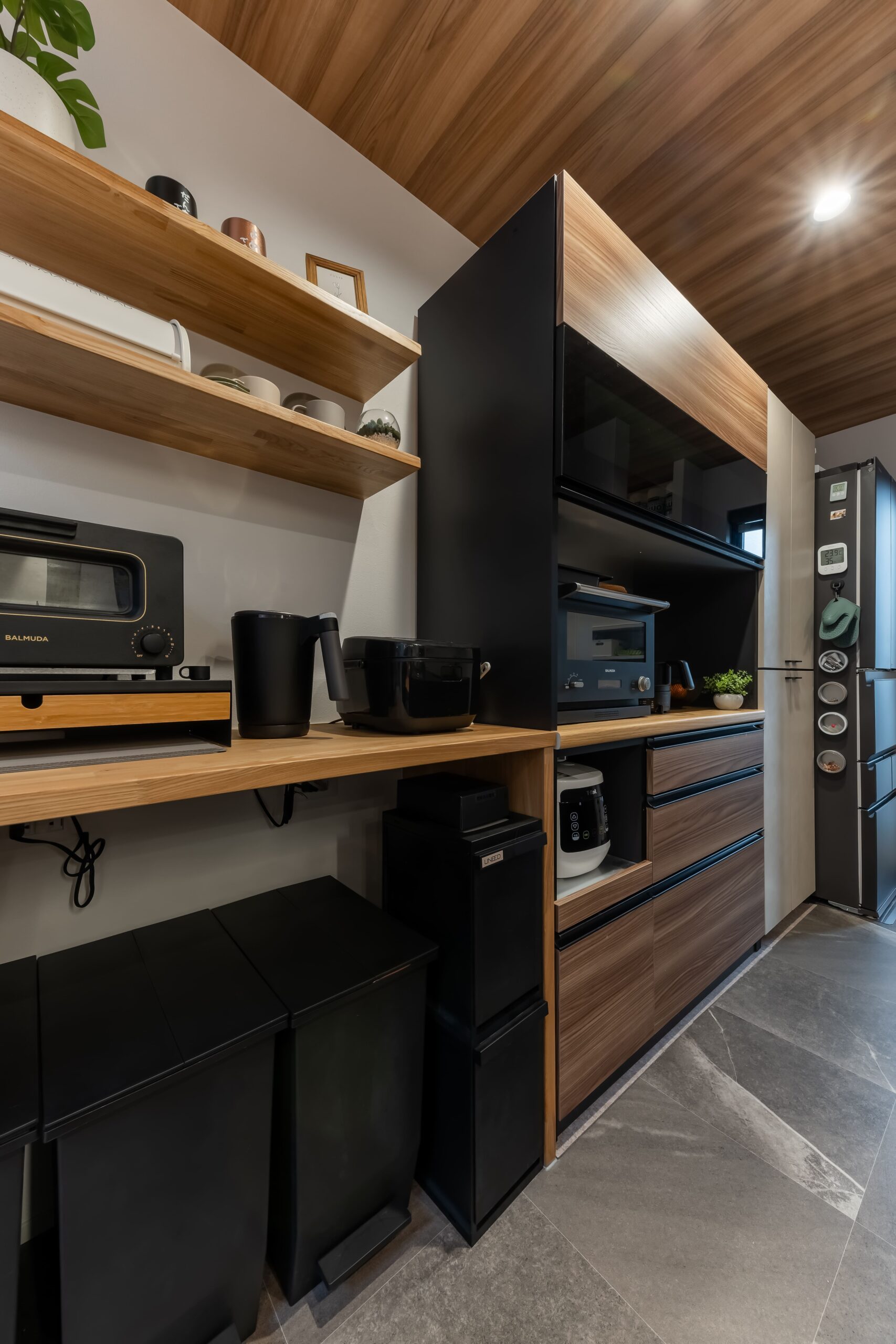 キッチン後ろには飾り棚と既存のカップボードを合わせたカウンターを造作。