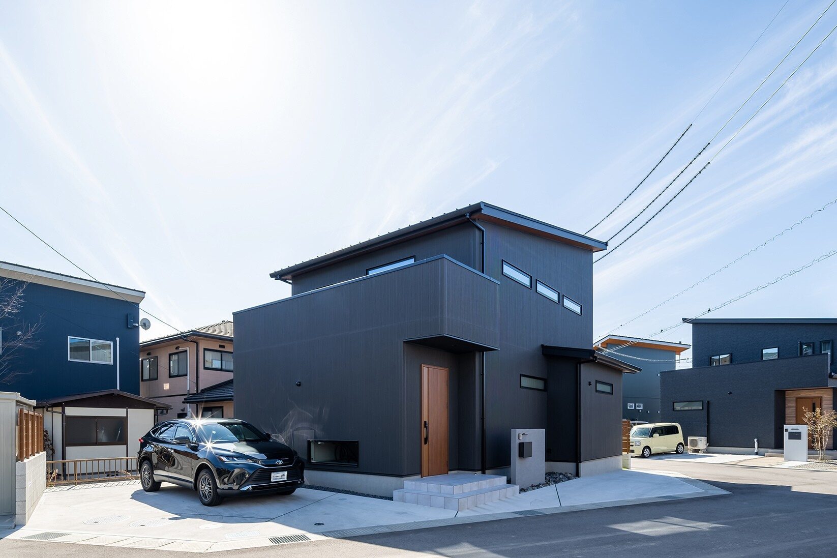 高級感のあるモダンな外観。」スタイリッシュな片流れ屋根に、外壁は光触媒コーティングで汚れを分解する機能もプラス。