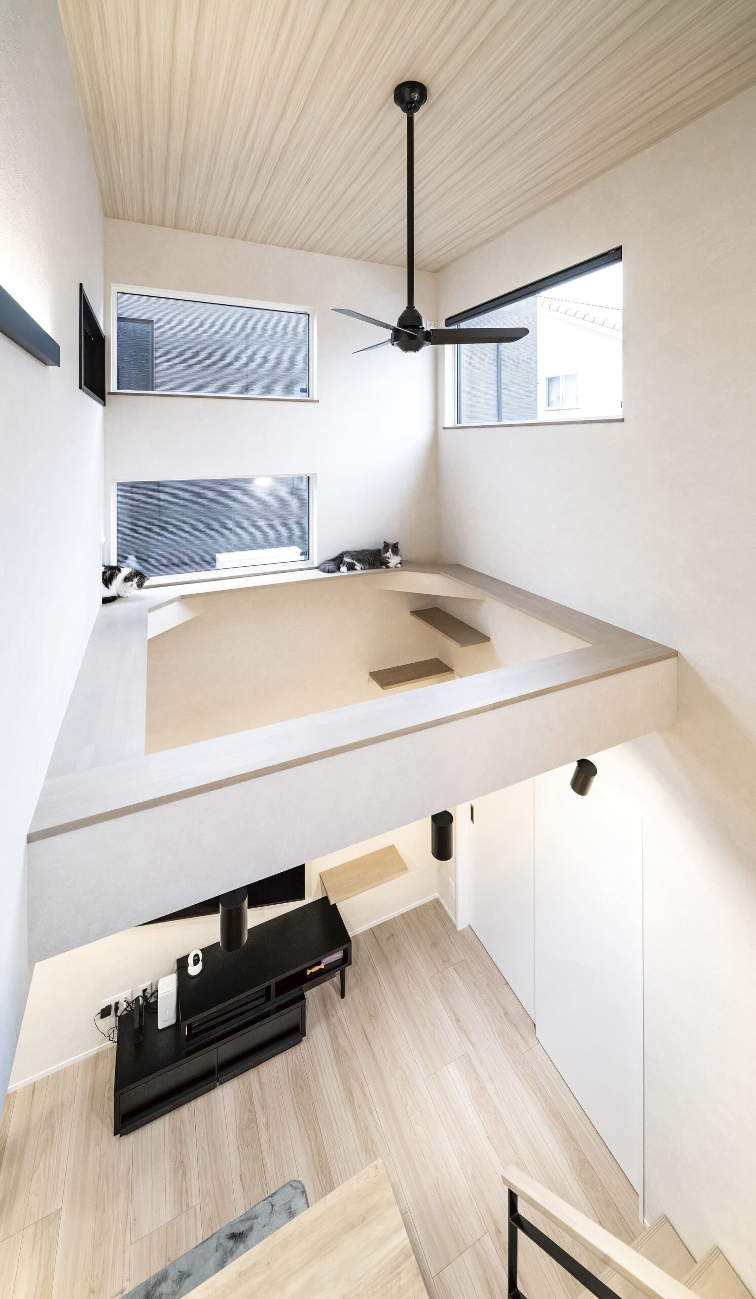 テレビ裏の壁面から吹き抜けに向かって猫ちゃん用のステップを設け、吹き抜け中ほどのキャットウォークにつながるようデザイン。床は1・2階とも滑りにくく傷もつきにくいペット対応の複合フローリングを施工した。各部屋の壁にはくぐり戸があるため、猫ちゃんは家中を縦横無尽に移動でき、ストレスフリーで過ごしているそうだ。