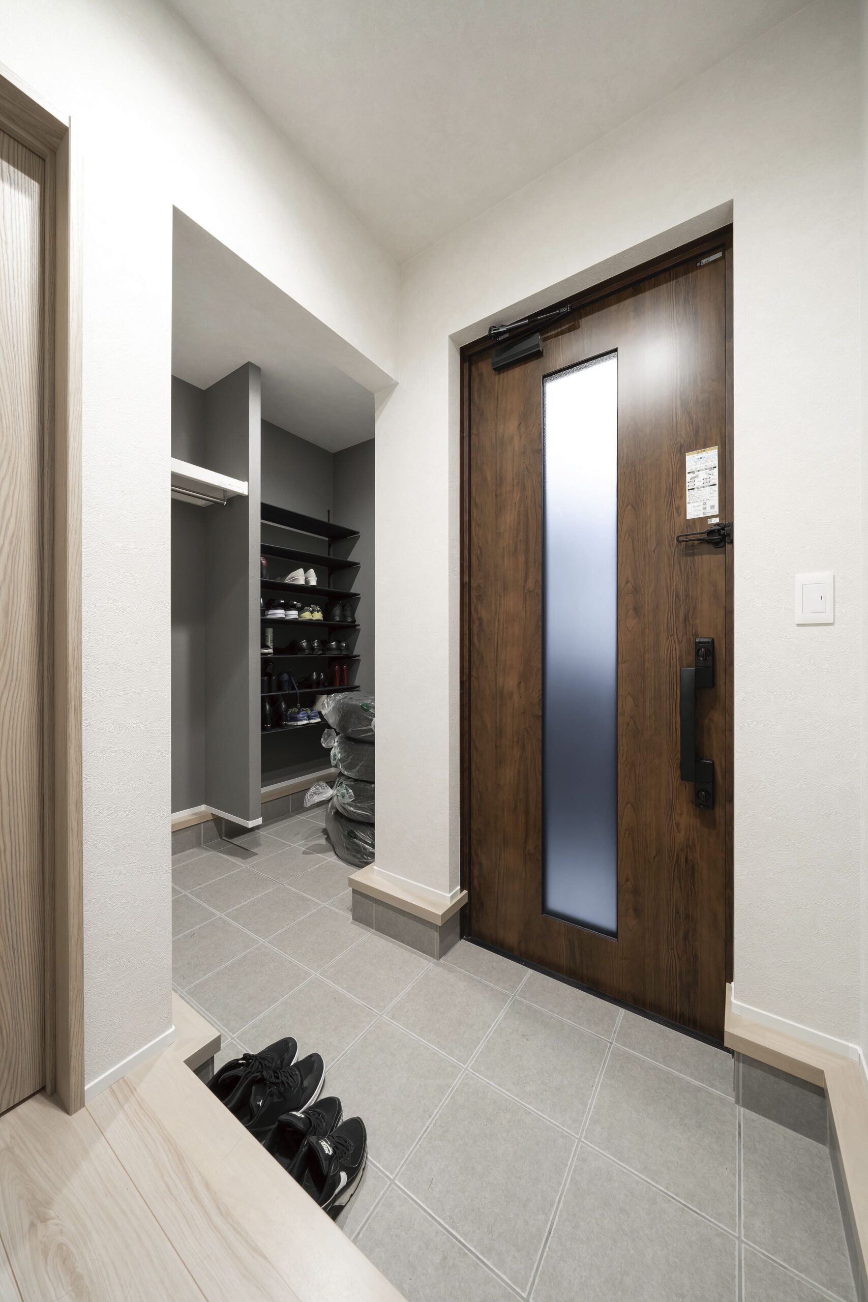 玄関には大型のシューズクローゼットを設置。靴類だけでなくハンガーラックにコート類をかけたり、冬用タイヤなどのストック場所としても重宝されている。