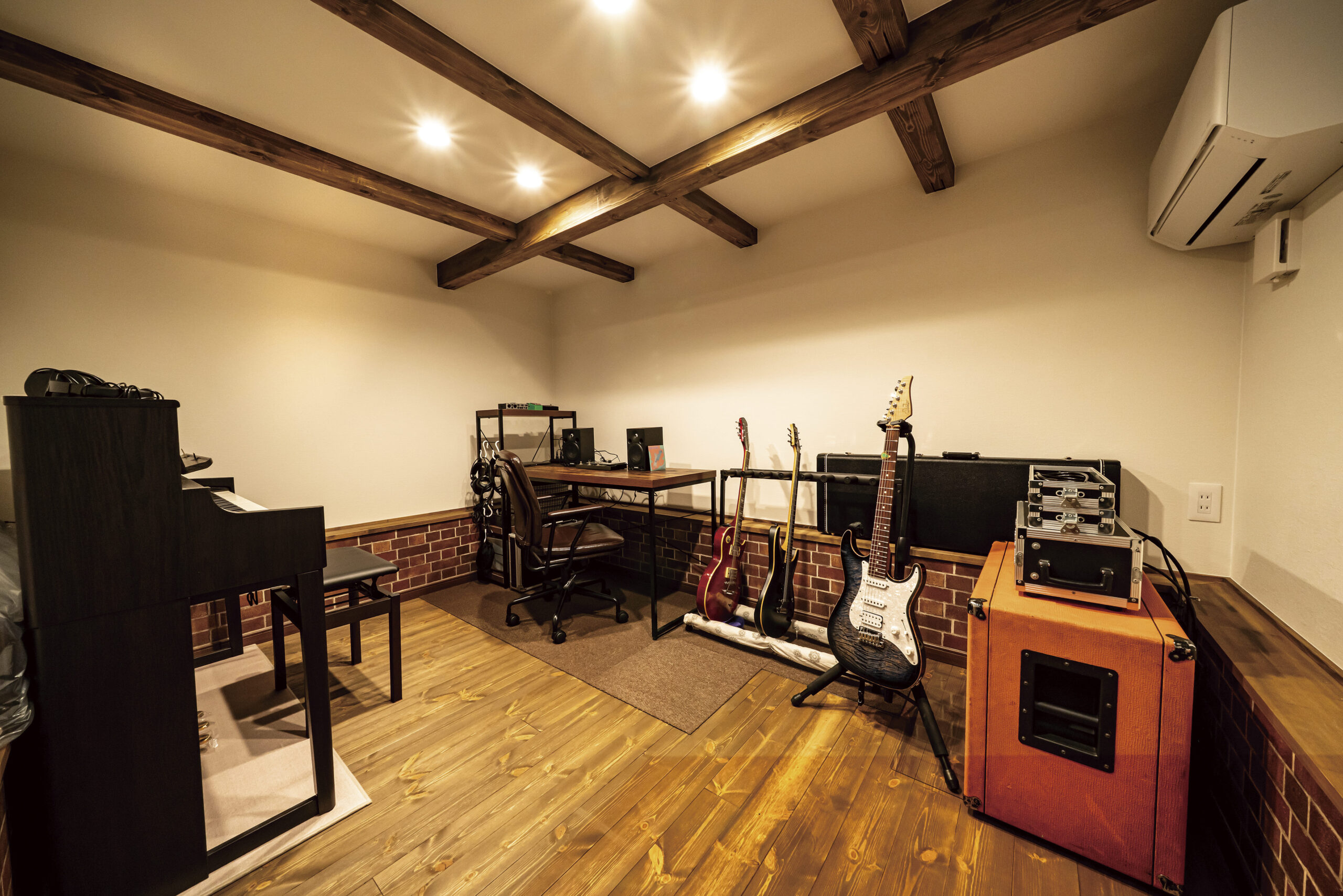 階段を下りた先は半地下（0.5階）。まるで隠れ家のようなこだわりの「音楽スタジオ」があり、上階への音漏れもあまりなく、気にせず楽器の演奏や作曲に没頭できるスペースに。