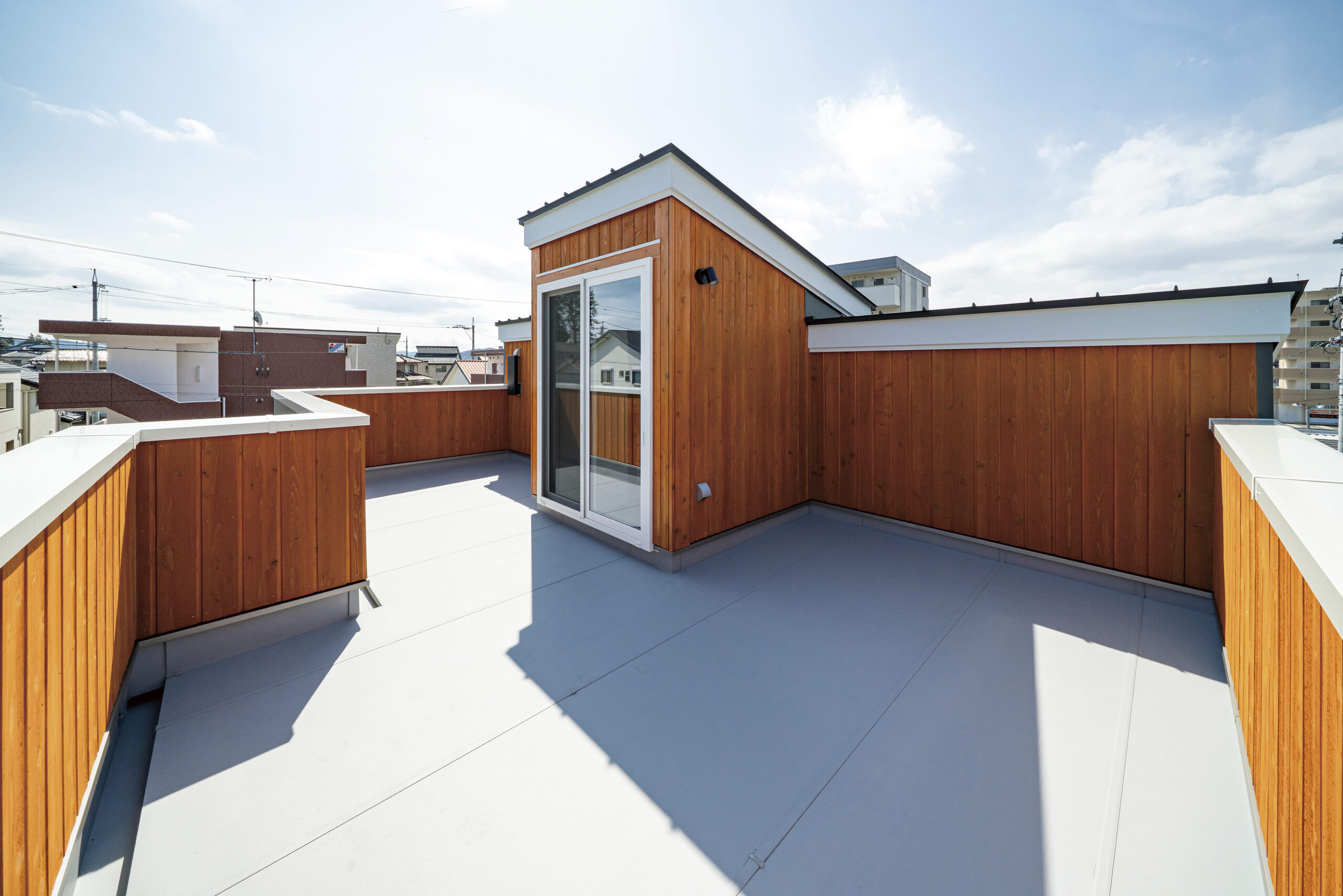 外部の視線が気にならないプライベート感あふれる屋上も魅力。LDKとほぼ同じ広さなので、友人を招いてBBQをしたり、アコースティックギターを弾いたり、楽しみな計画がたくさん！