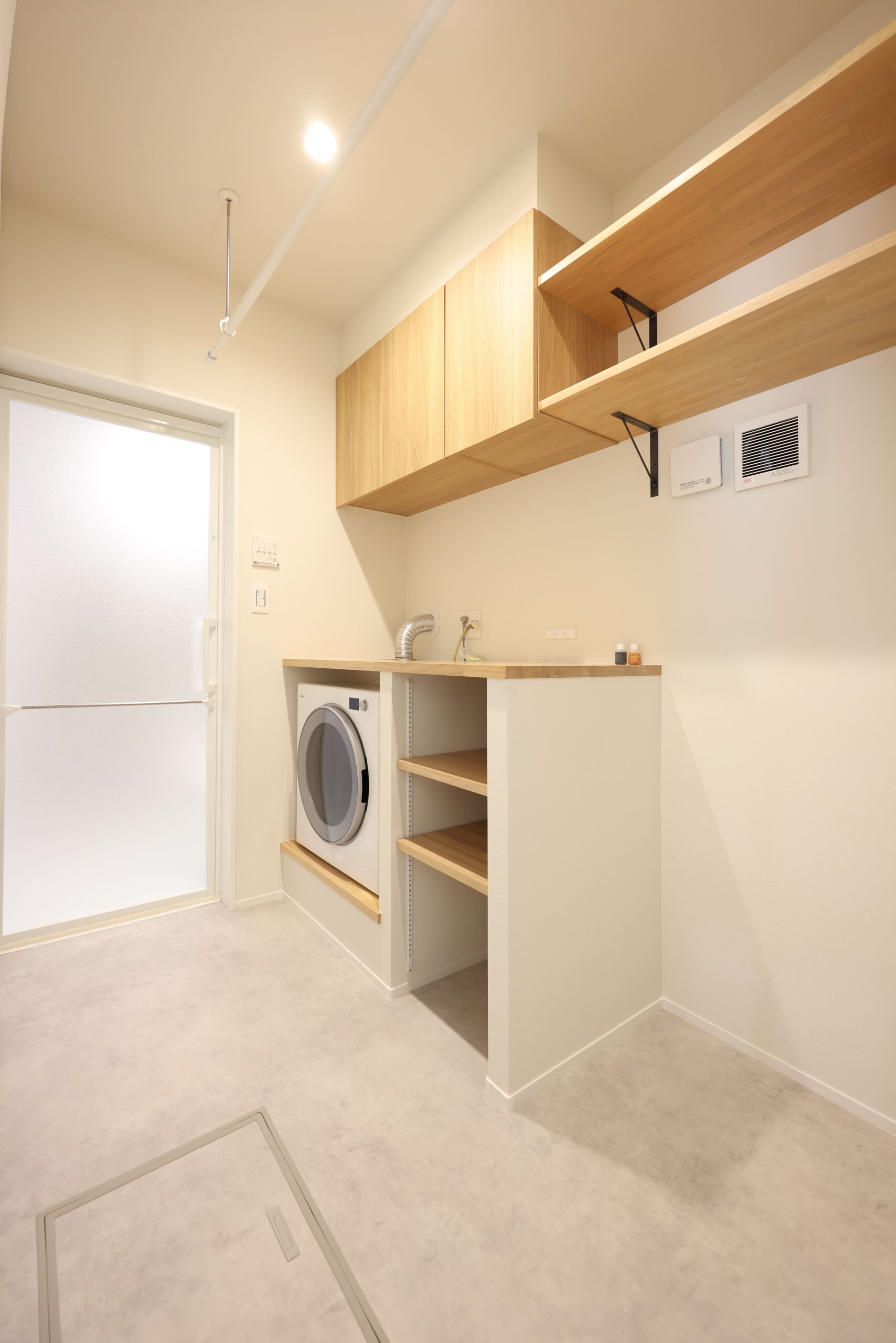 洗面所と脱衣所を分けて設計したランドリールーム。オリジナルの乾太くん棚や物干しバーを備え、洗う・干す・しまうがスムーズに。日々の家事が快適になり、趣味の時間を大切にできる暮らしを支えます。