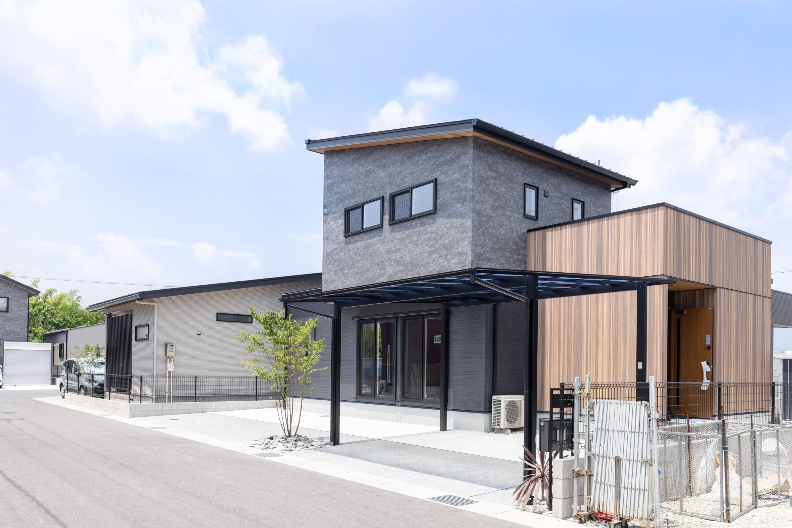 将来も安心の1階完結型。ネイビーキッチンが映える住まい