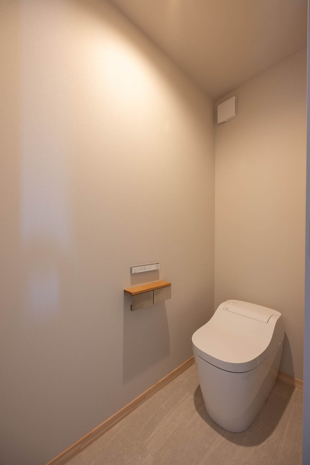 シンプルで落ち着いた雰囲気のトイレ。ゆったりとした空間で快適に使えます。