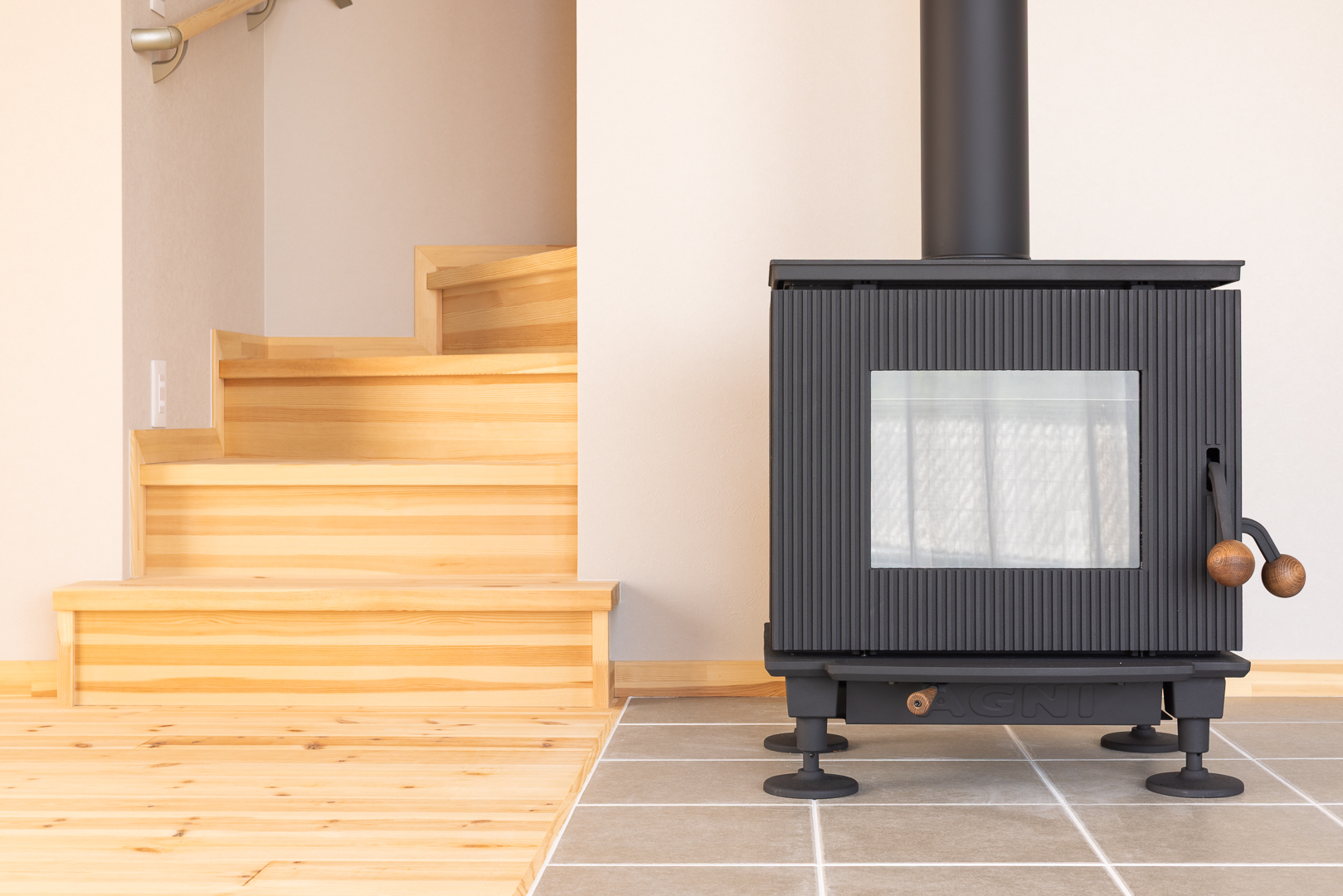 シンプルで重厚感のあるAGNIの薪ストーブ。インテリアの一部としても存在感を放ちます。