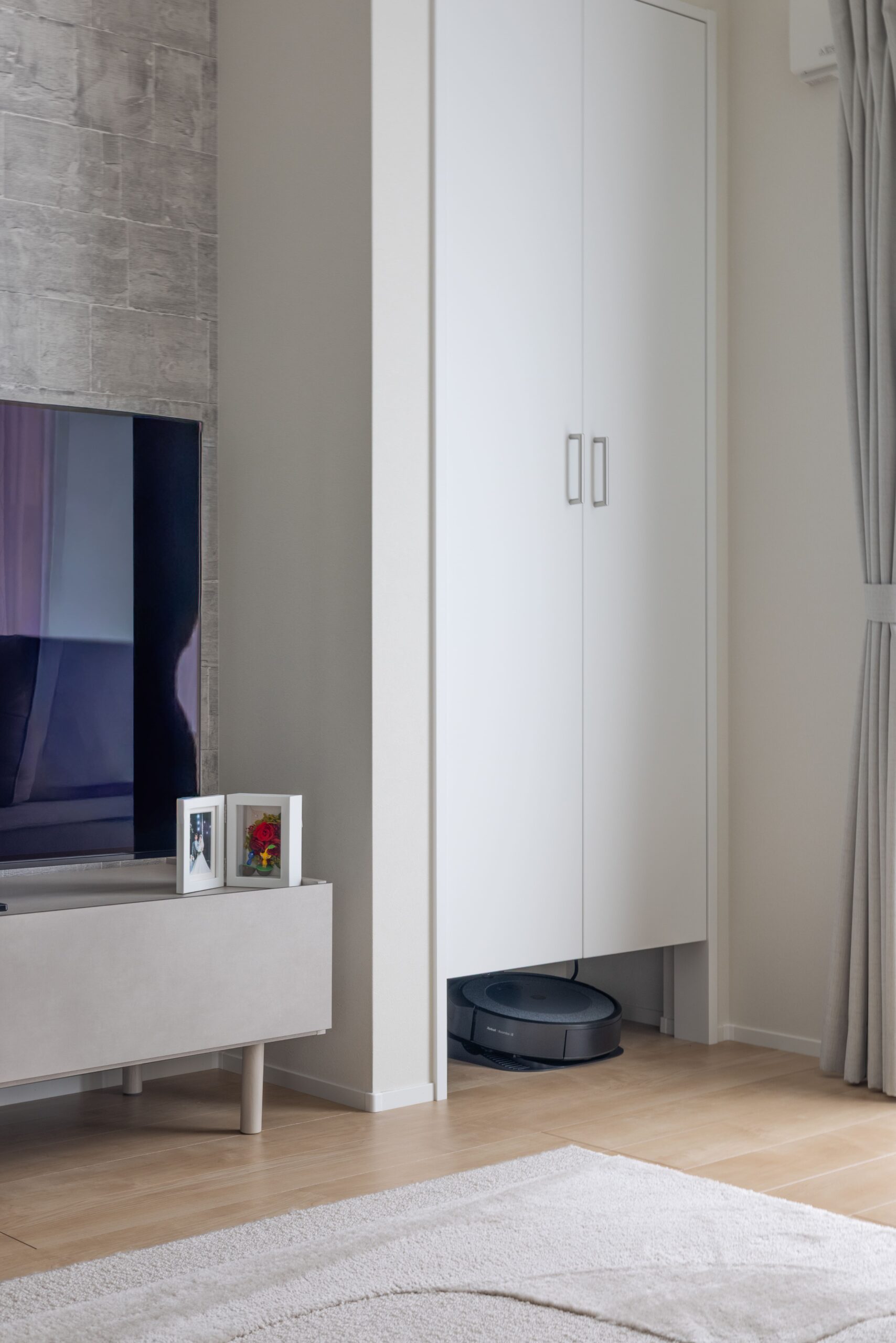 テレビ横の収納はドア下を開け、お掃除ロボットの基地に。暮らしを快適にする工夫を取り入れています。