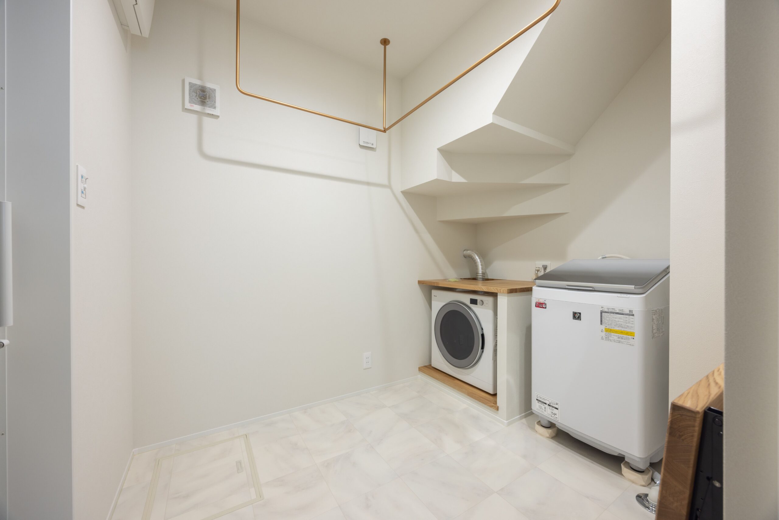 乾太くんと物干しバーを備えたランドリールーム。効率よく洗濯ができ、家事ラクを叶えます。