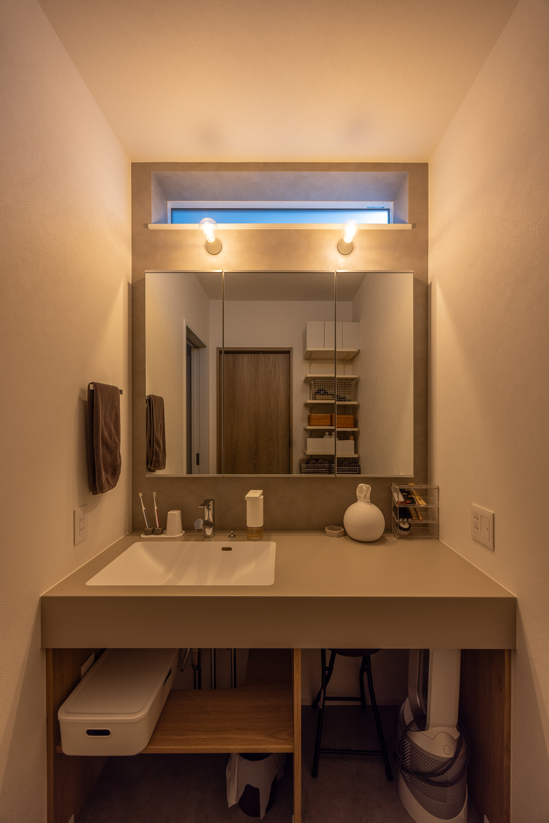 ホテルのような落ち着きがあり、お風呂上がりを上質な時間にしてくれる洗面。