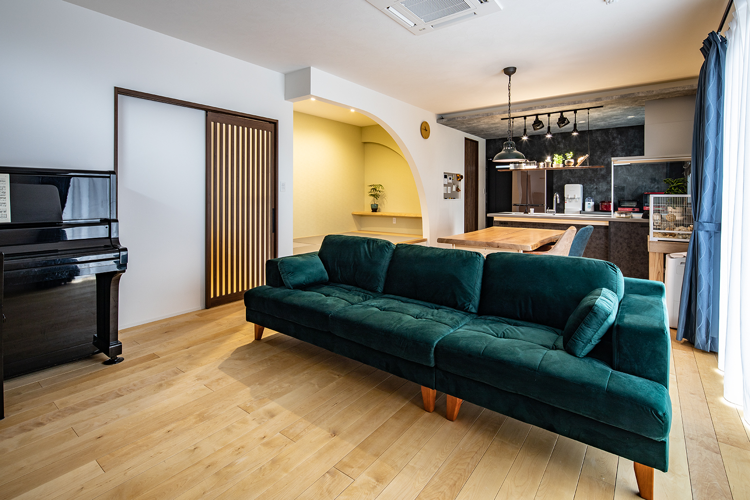 エアコン効率が良く生活動線もスムーズな平屋 美しい曲線を描く壁が空間のアクセントに