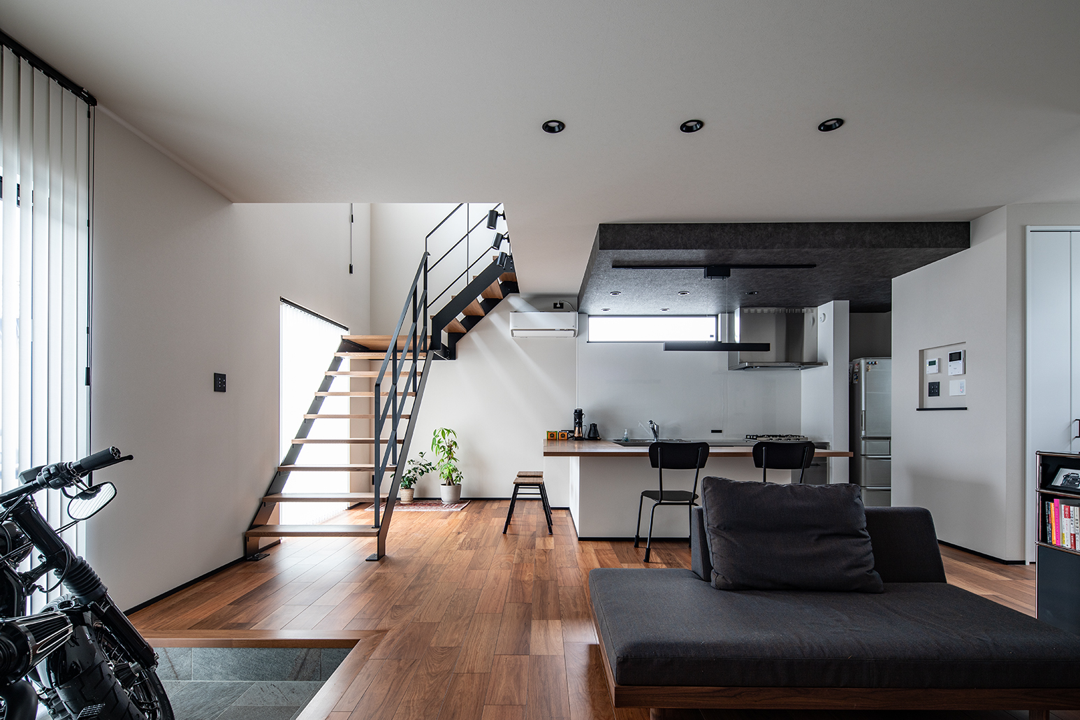 愛車を置く土間、自由度の高いキッチンなど二人のこだわりとラグジュアリー感が融合