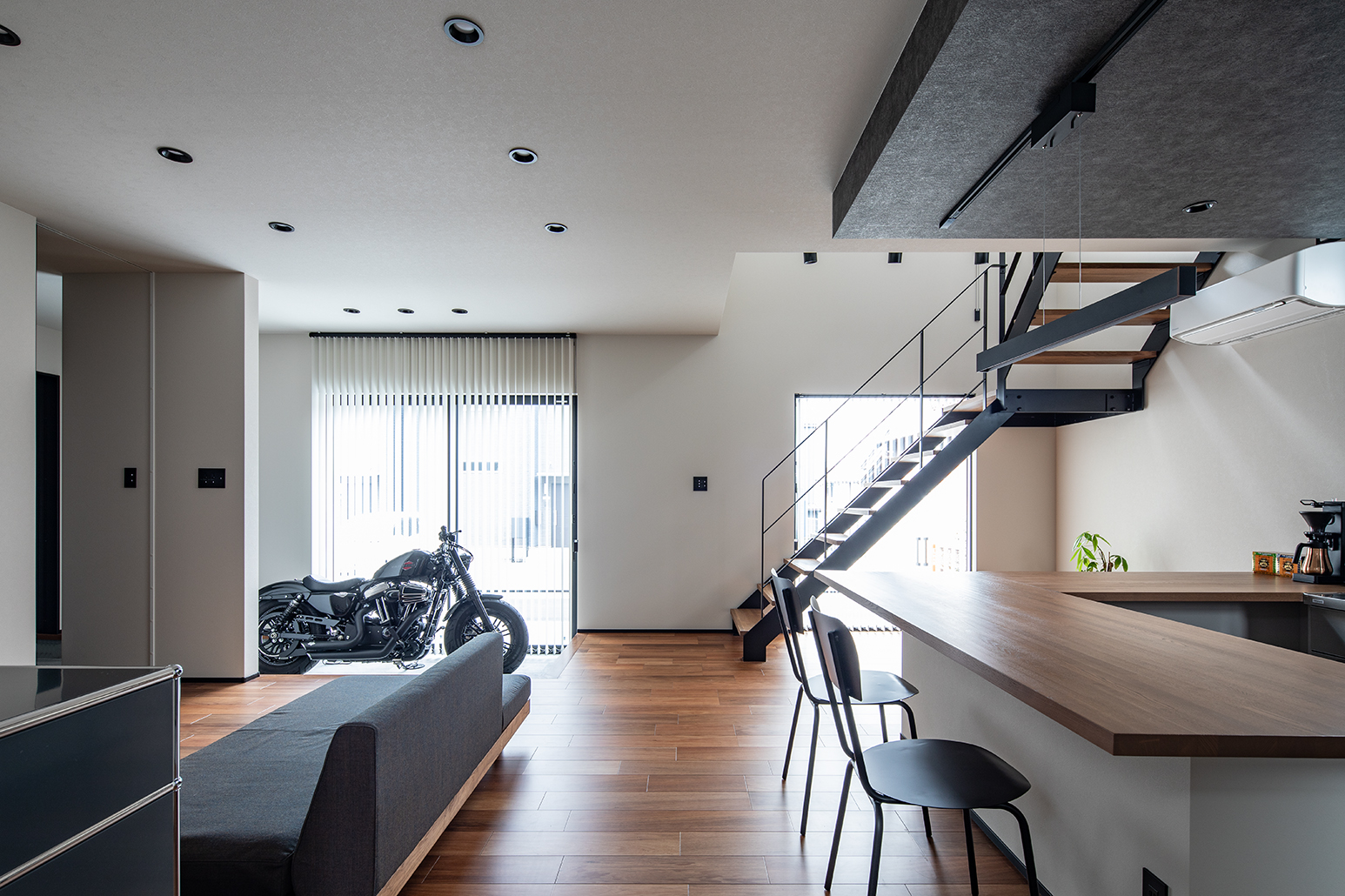 LDKには大きく開口した窓と2階の窓と吹き抜けを通じて自然の明るさがもたらされる