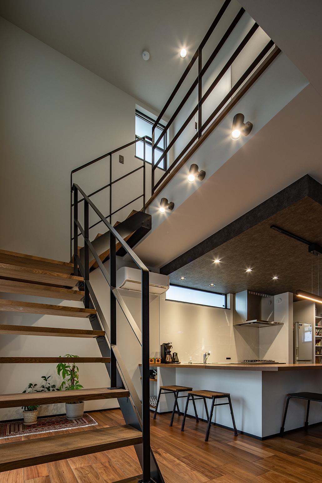 吹き抜けとスケルトンのリビング階段はアイアン製の手すりの幅や踏板の大きさなど、細部までこだわった