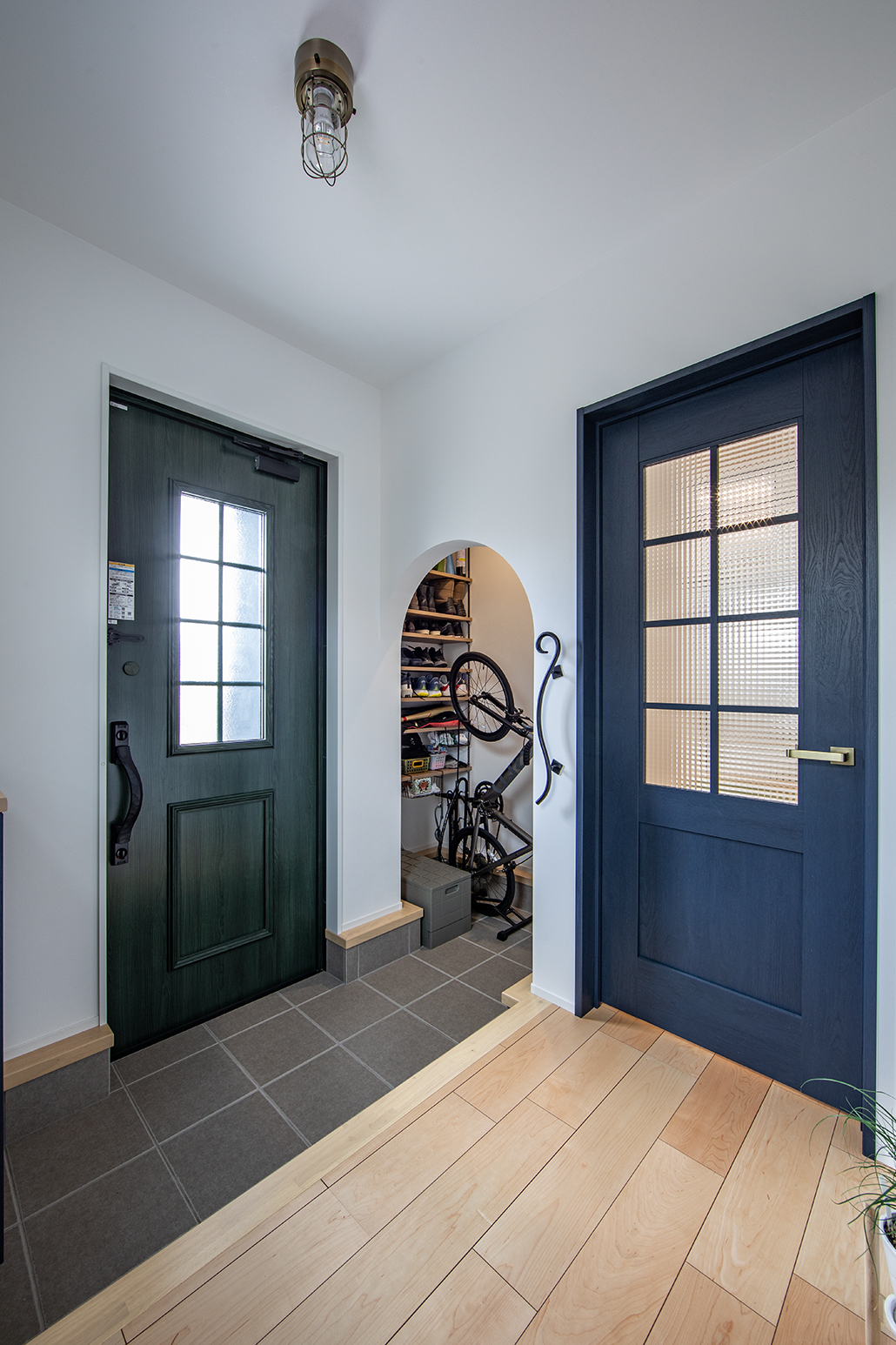 自転車も収納できるシューズクロゼット。手すりのアイアンはご夫婦が選んで取り付けてもらった。