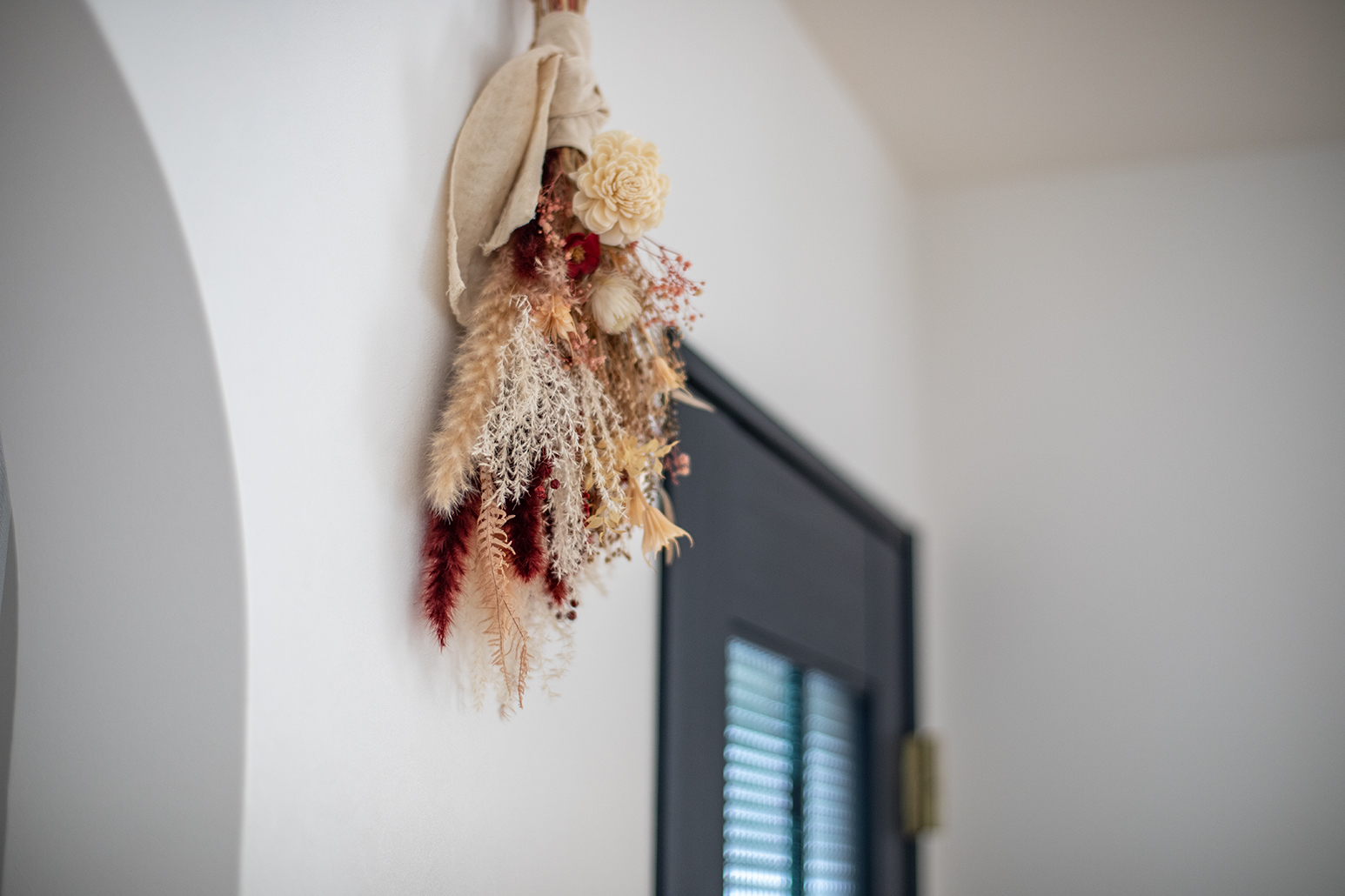 白を基調にしたシンプルな室内にはお気に入りのインテリアがよく映える