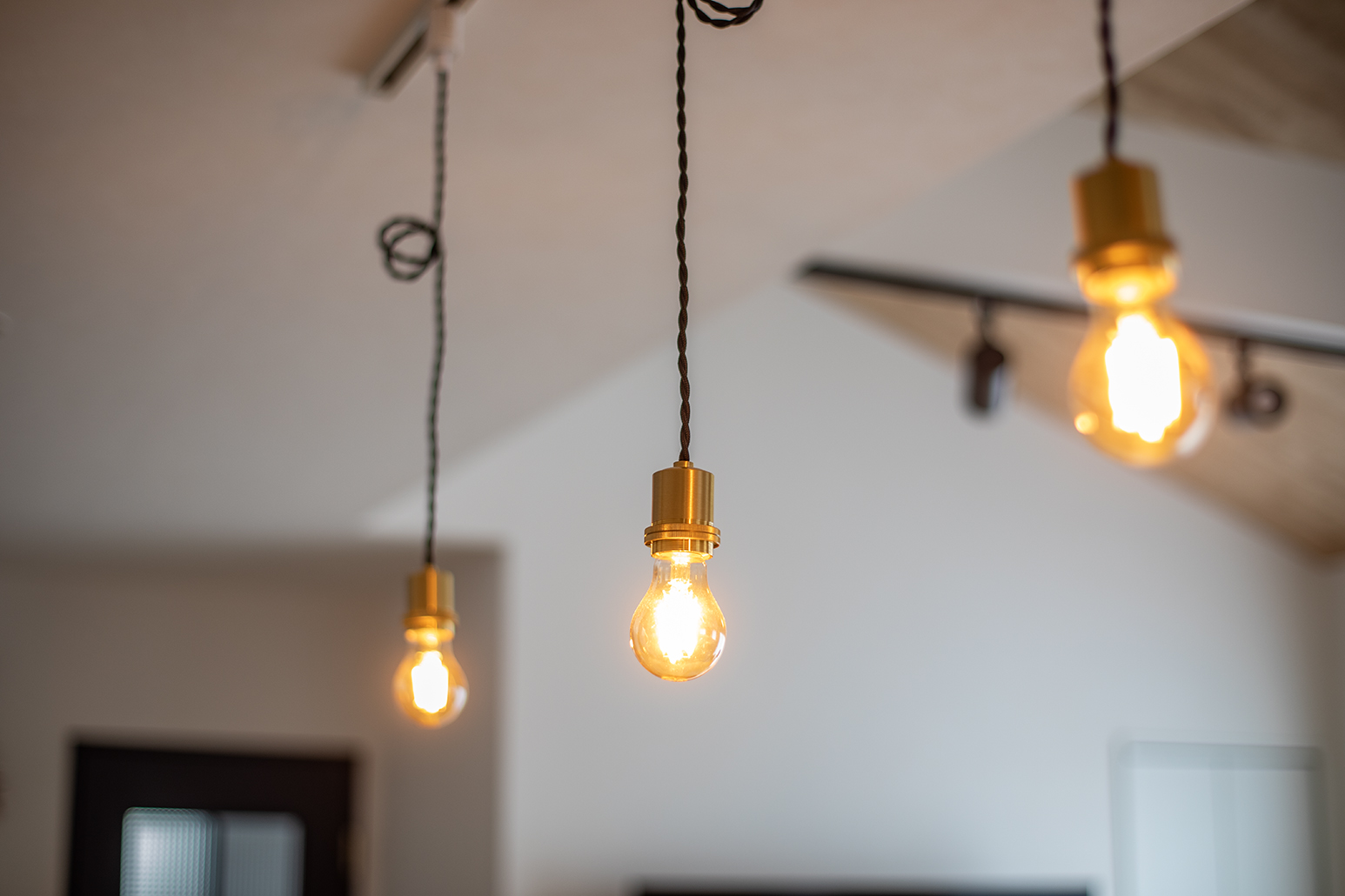 照明器具やインテリアは、自分たちで探したものを取り付けてもらうことが多かった。