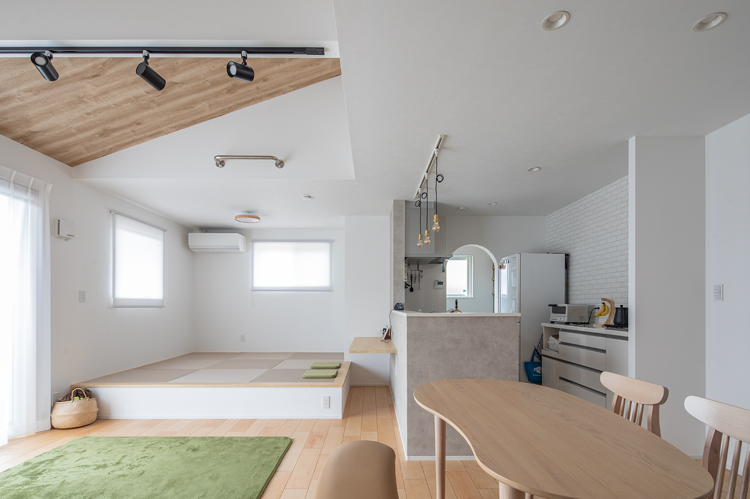 「横になってくつろげるスペースも欲しい」と4帖半ほどの小上がりの畳コーナーを設置。カウンターのベンチとしても使える。