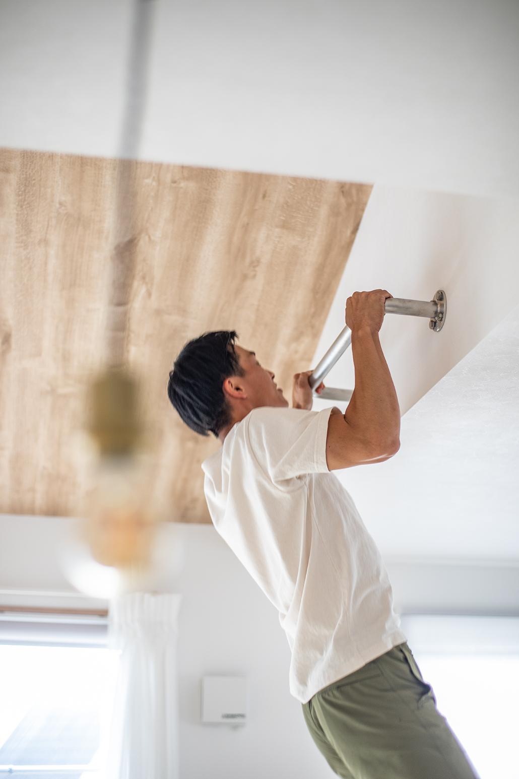 日頃から体を鍛えているご主人。リビングの壁に懸垂用のバーを設置した。