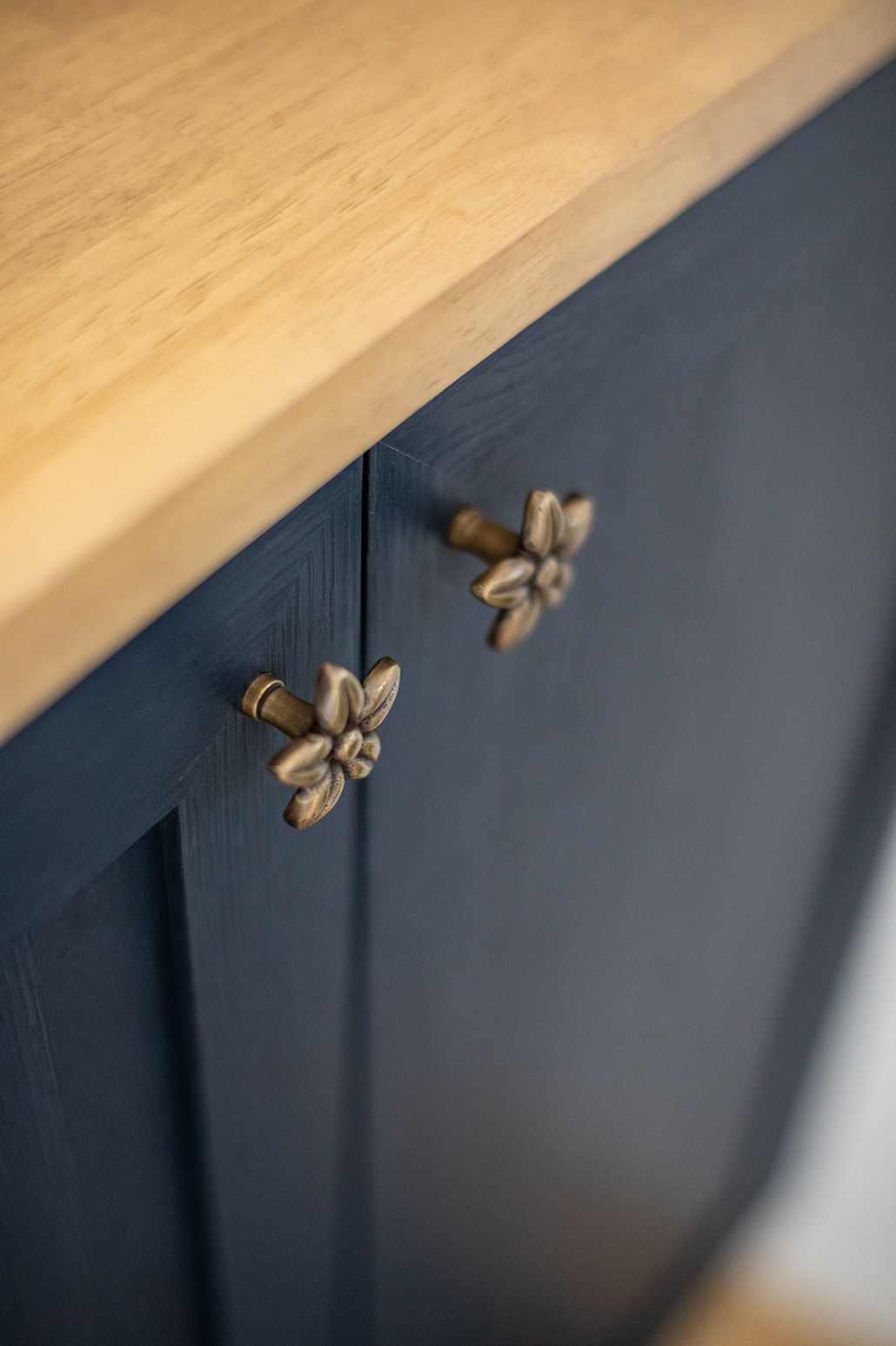 玄関収納の取っ手ひとつも吟味し、細かいところにもこだわった。