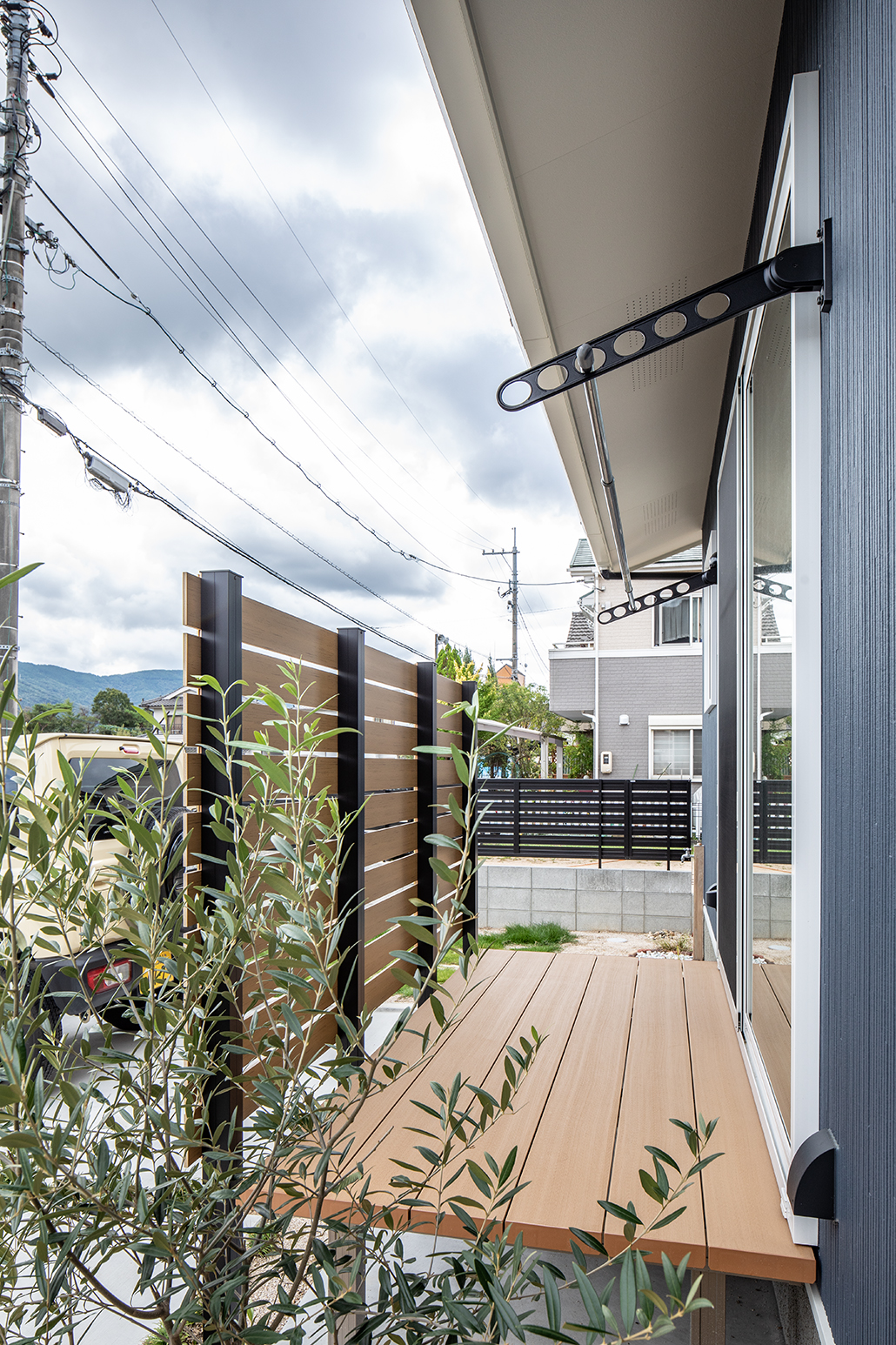 目の前が公園なのでウッドデッキにはパーテンションをつけた。