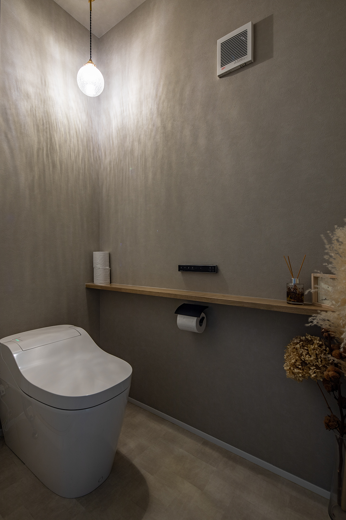照明の影も計算して落ち着ける雰囲気にしたトイレ