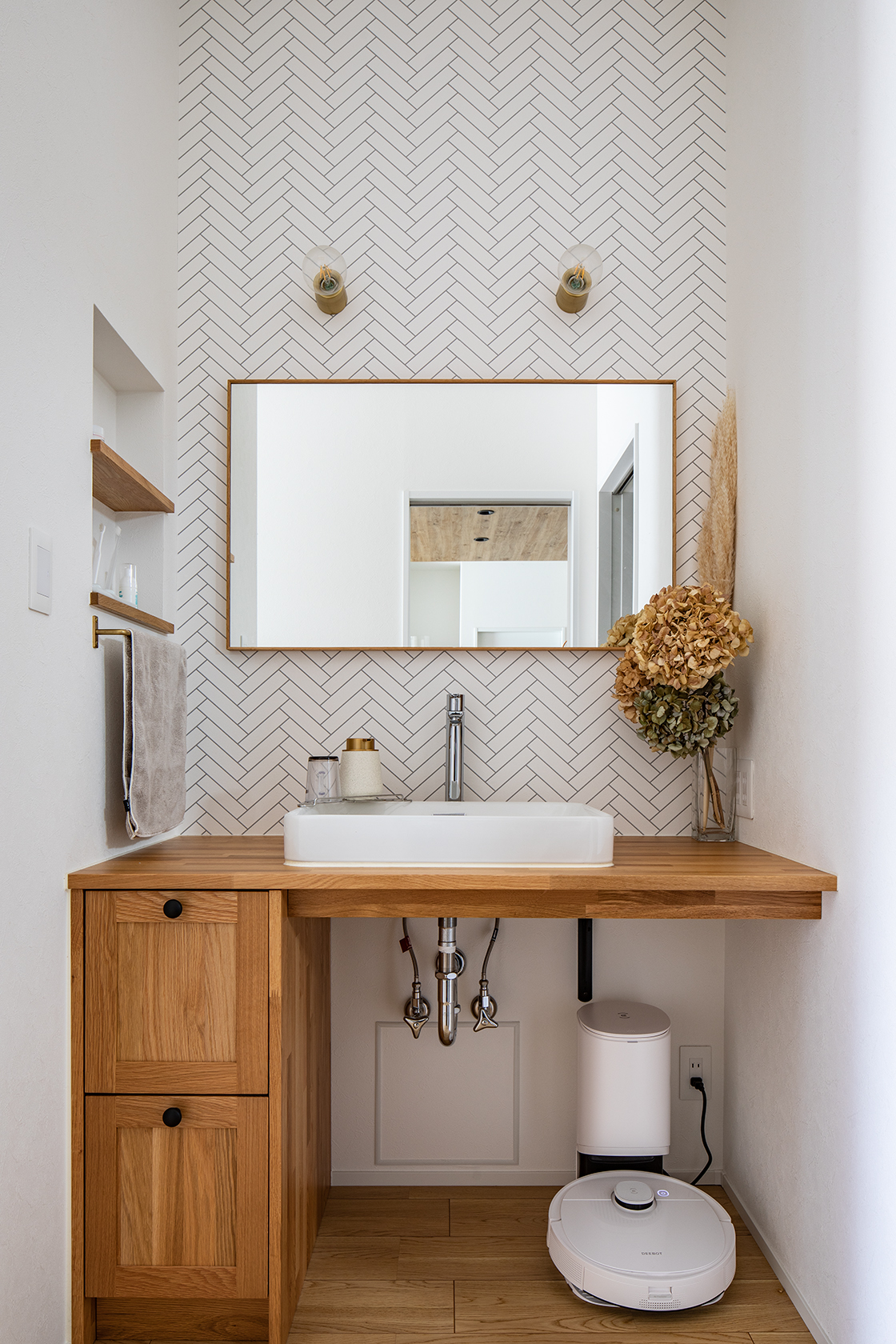 木製の洗面は廊下に据えた