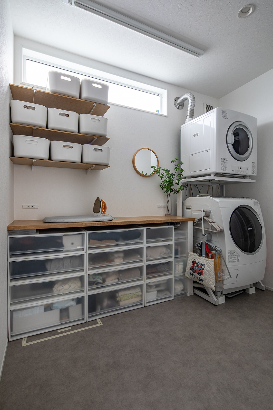 ウォークスロークロゼットとつなげた脱衣室。タオルや肌着はここに収納。