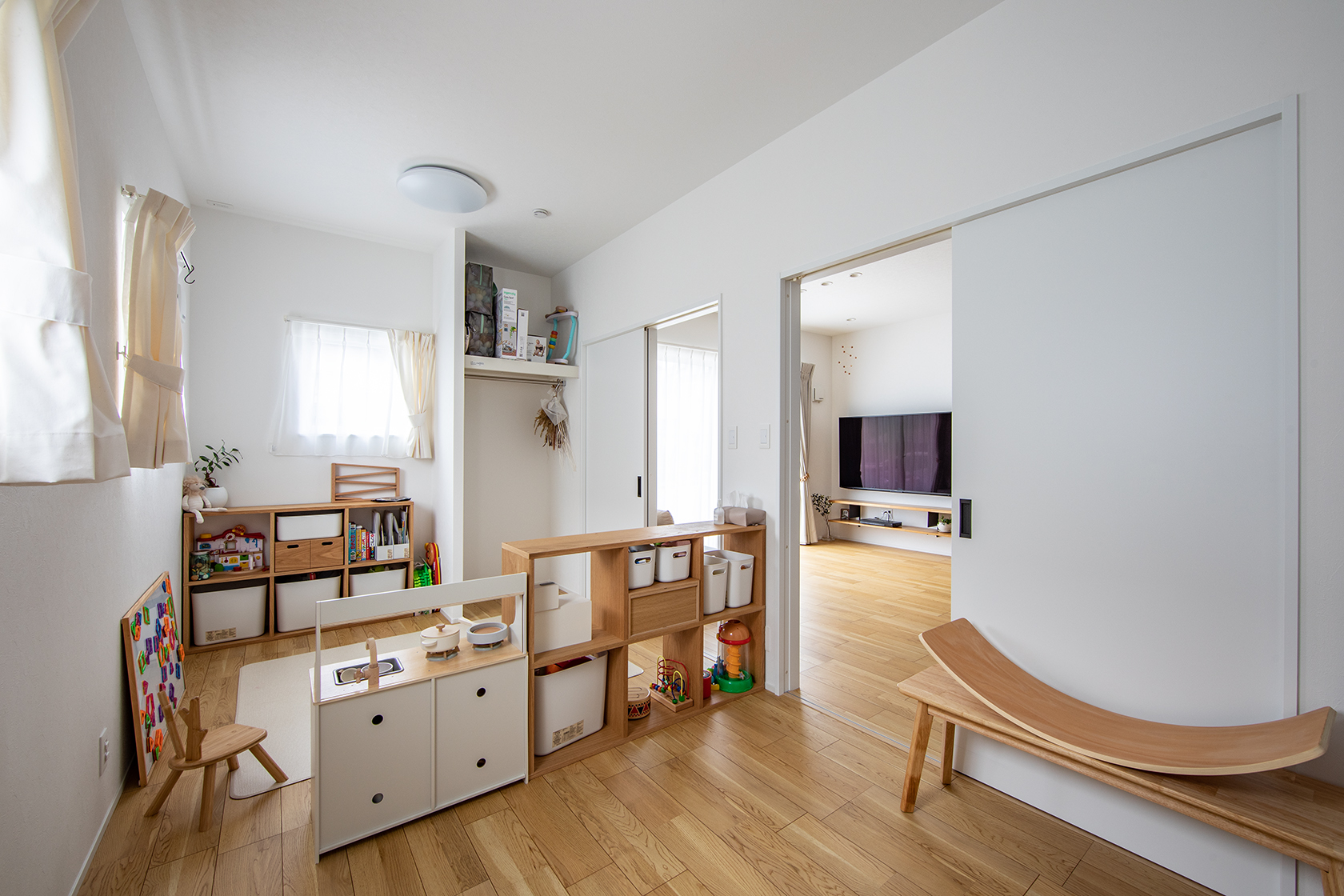 リビング部屋の横にある子ども部屋は、現在プレイルーム。将来、それぞれに個室が必要になったら壁で仕切れるように、ドアを2か所作っている。