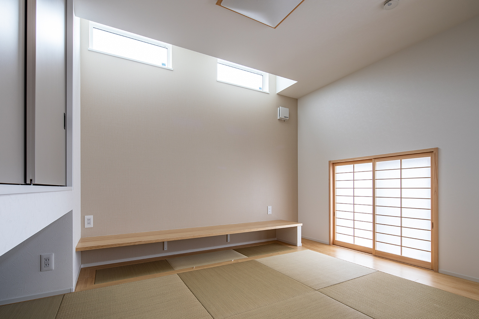 ハイサイド窓を設け採光を得た。スタディスペースを兼ねたリラックス空間。