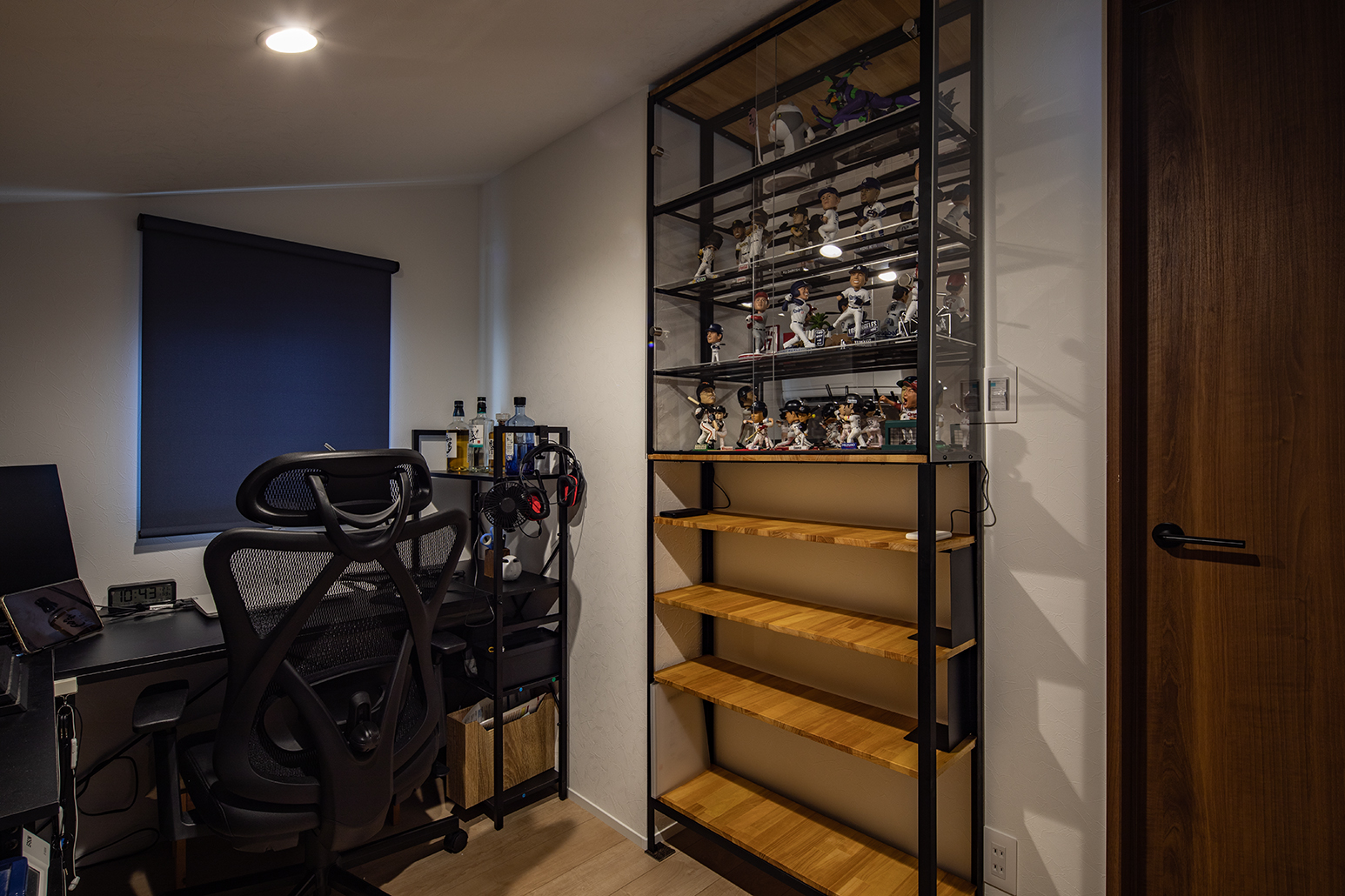 2階の3畳ほどの納戸はご主人の書斎に。コレクションのボブルヘッドのフィギアをディスプレー。