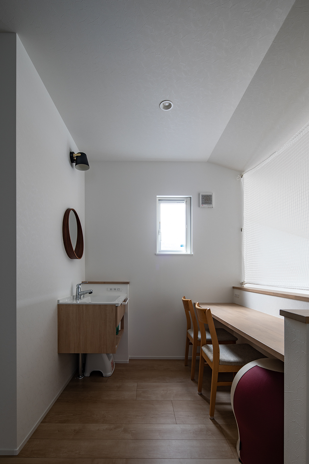 将来、2人の娘さんが使えるように2階ホールに洗面台を設置した。子ども部屋に近く、朝の支度がここで完結する。