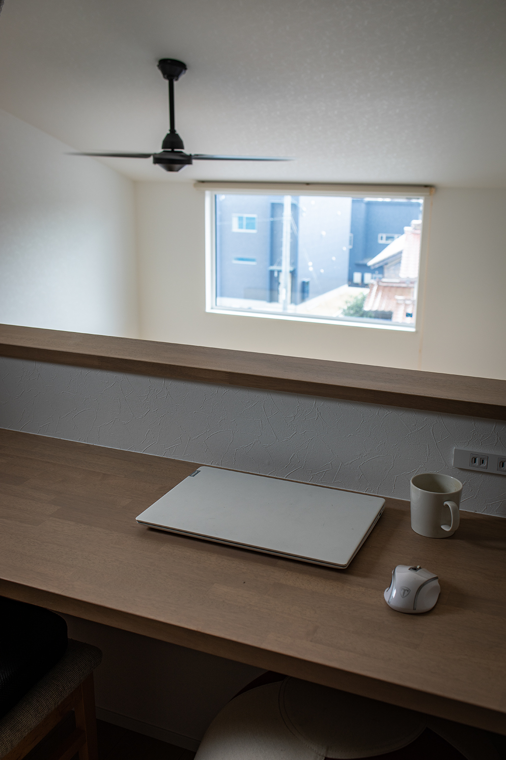 階下とつながる2階ホールから窓の外の景色を楽しめる