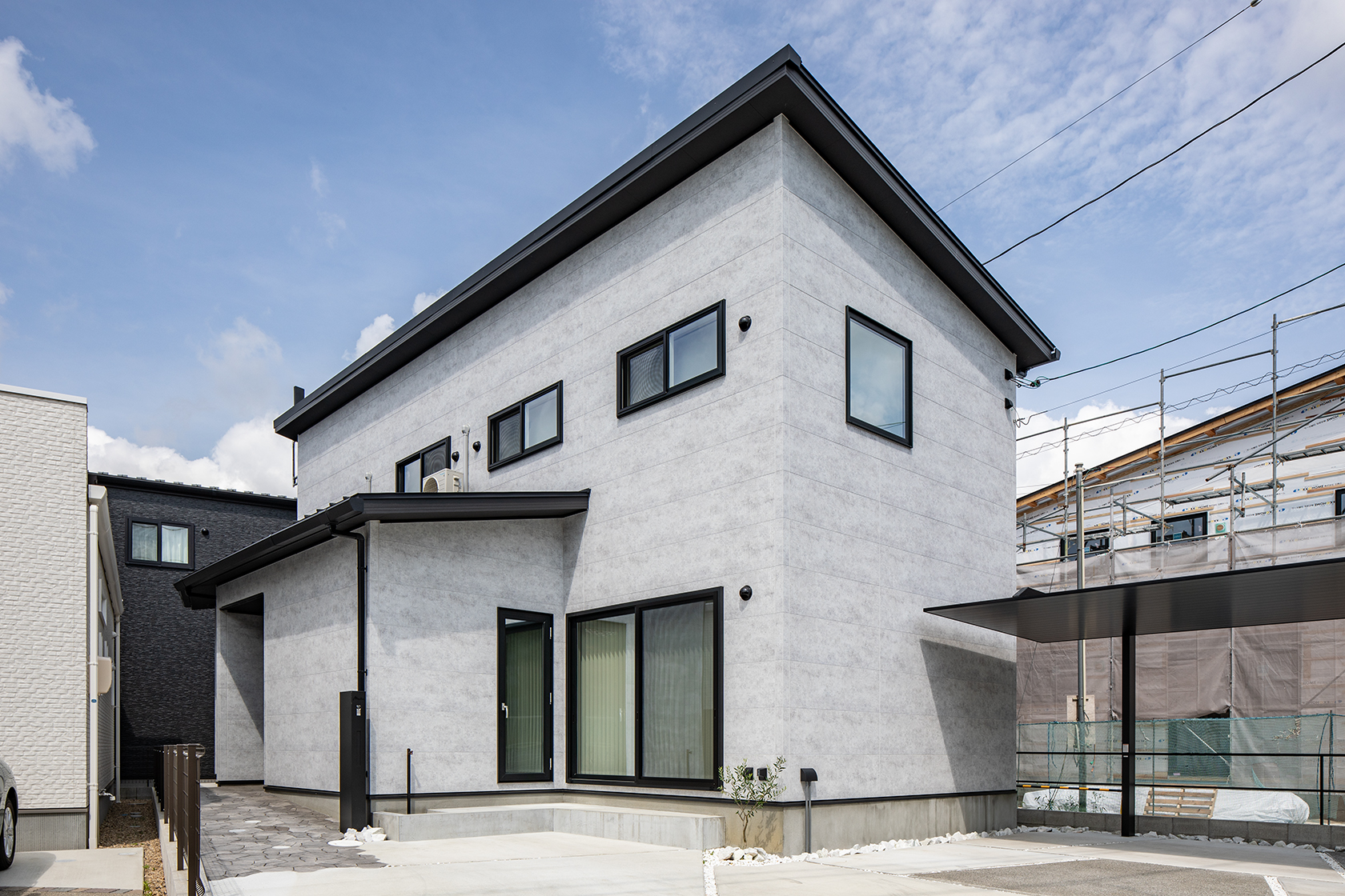 石目調でデザイン性の高いサイディングを採用