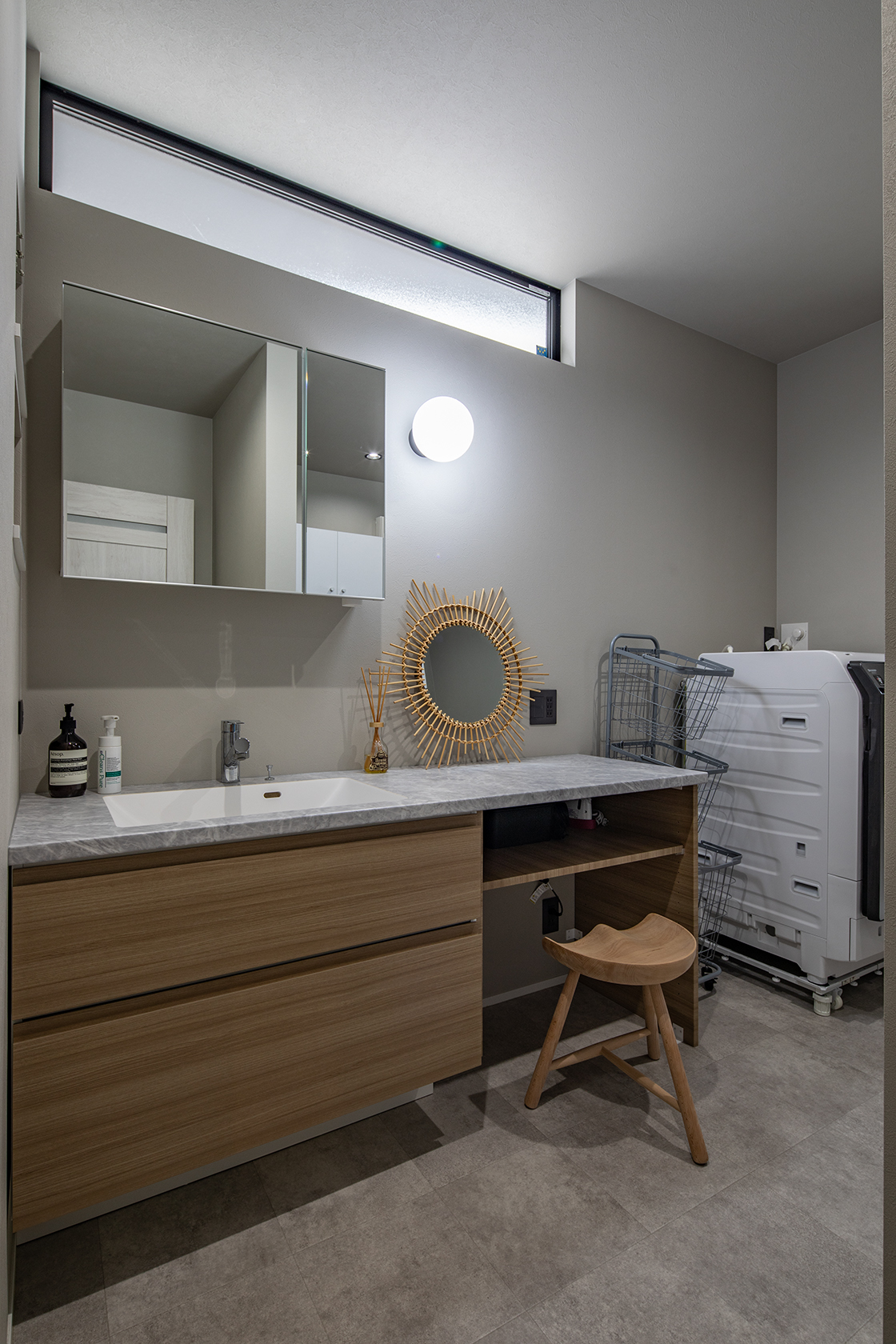 椅子に座ってメイクができる洗面脱衣室