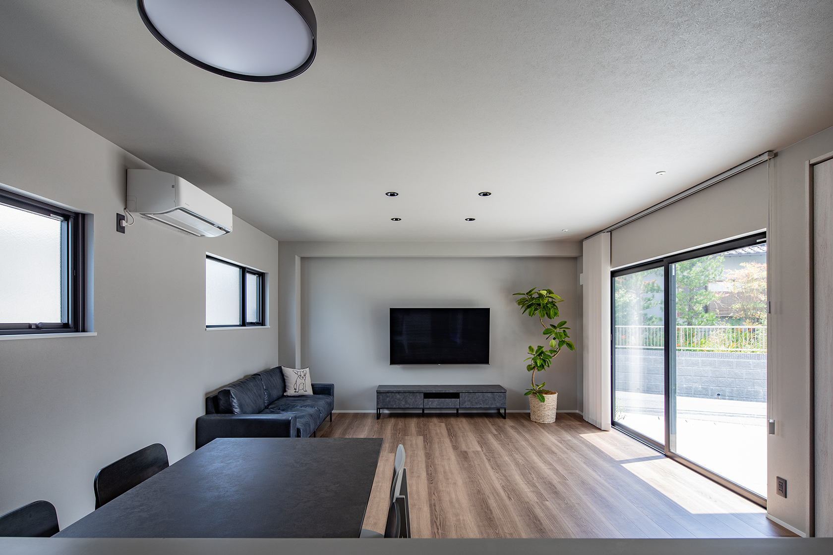 リビングの窓にはバーチカルブラインドを設置し、日光や外からの視線を遮る。