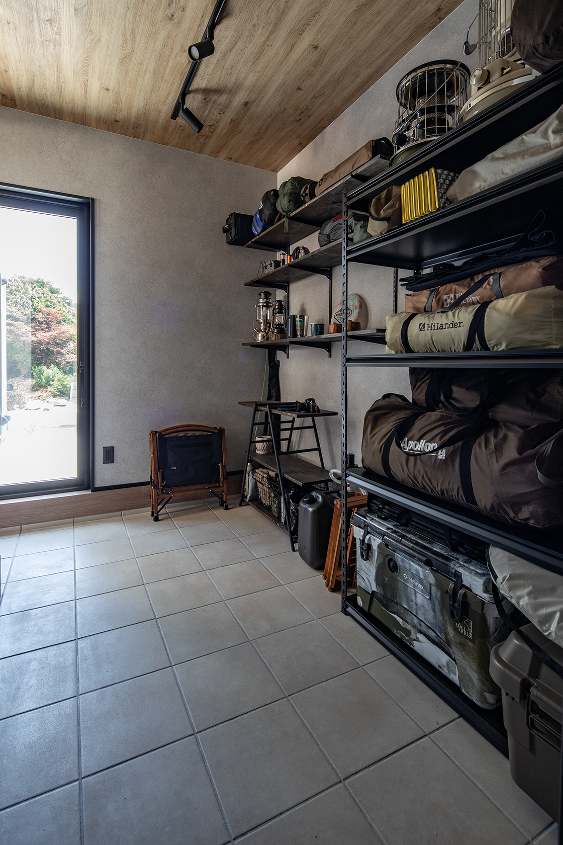 「魅せる収納」を楽しんでいる土間。家族のライフスタイルに合わせた家づくり